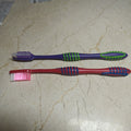 SALDO 11 PZAS CEPILLO DENTAL SURTIDO COLORES