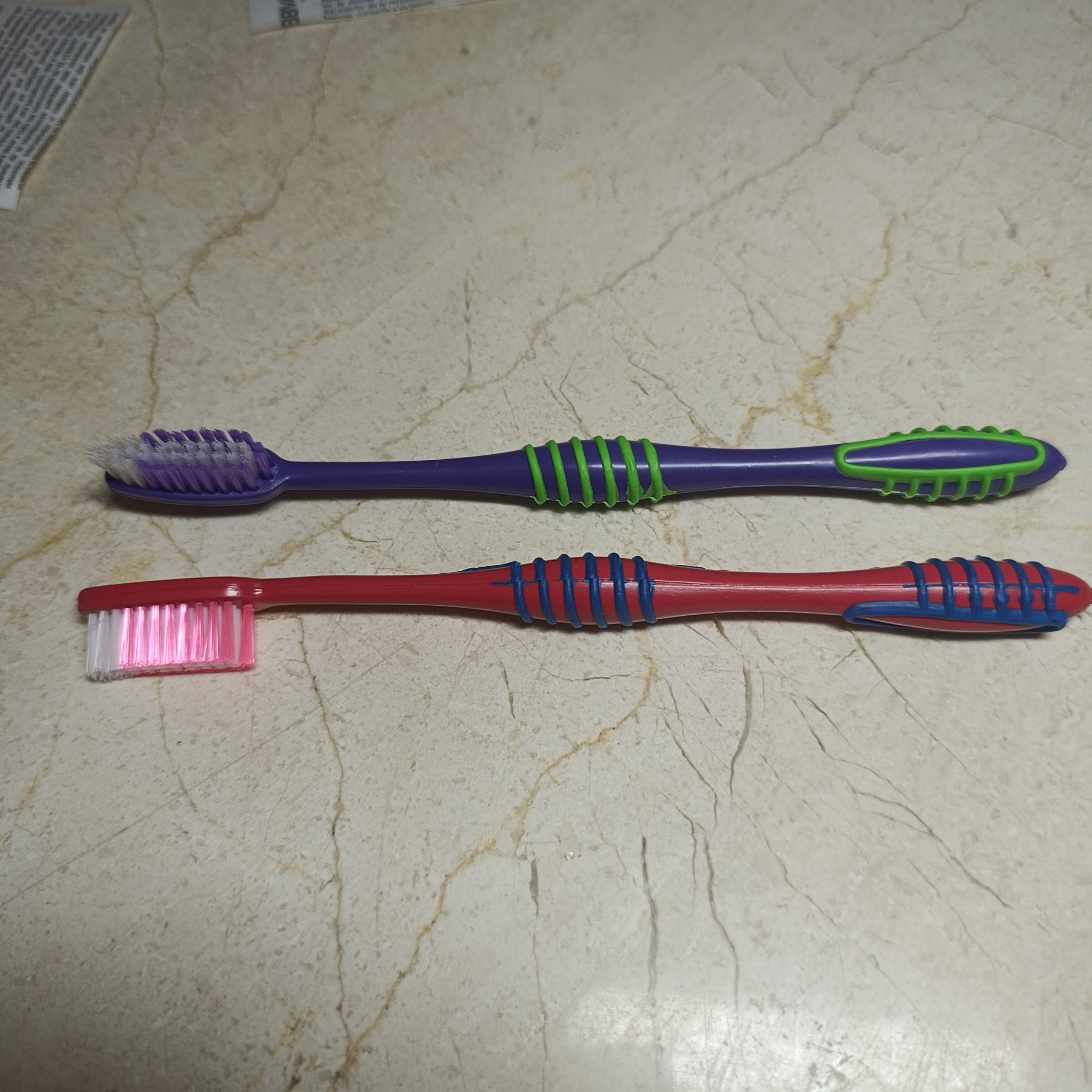 SALDO 11 PZAS CEPILLO DENTAL SURTIDO COLORES