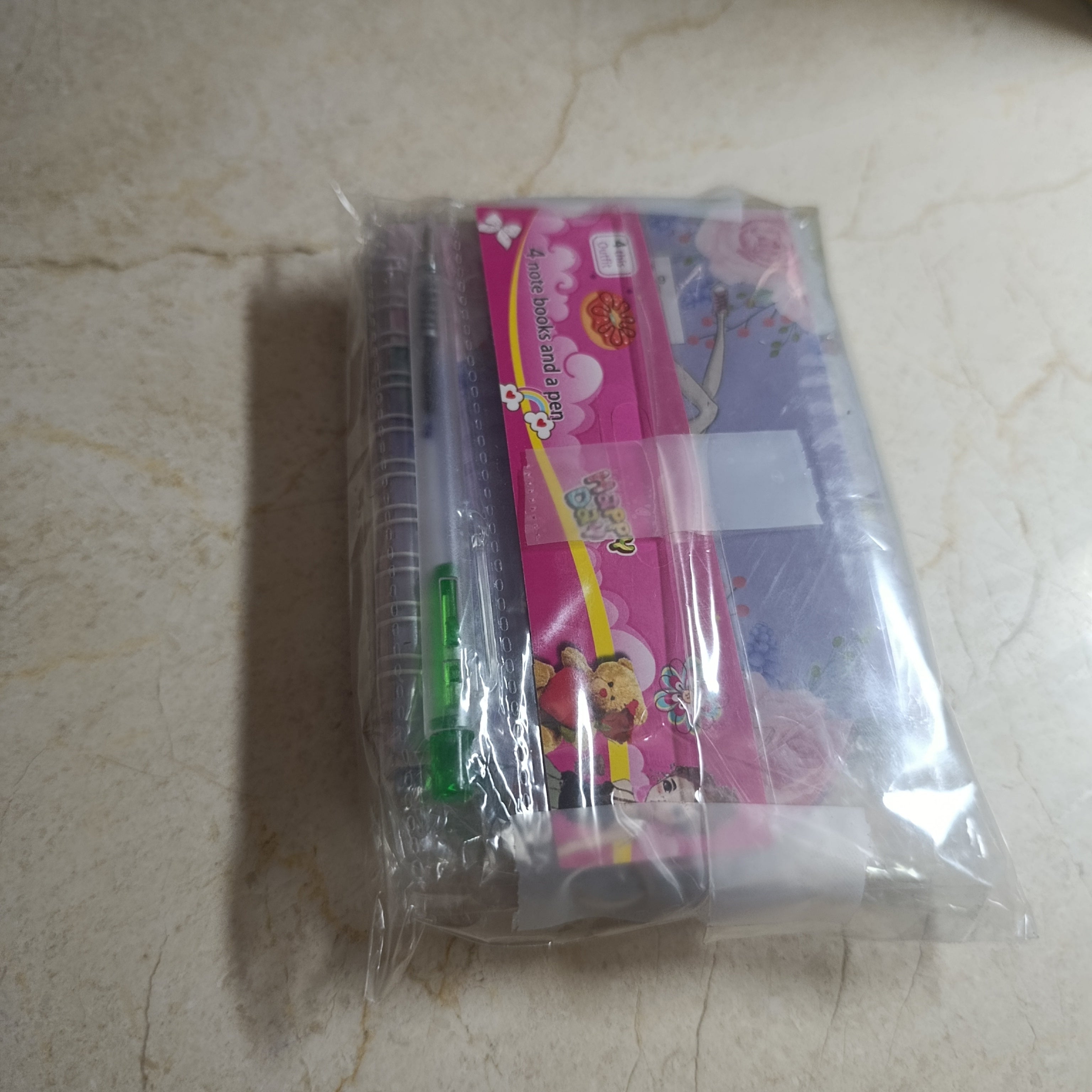SALDO 1 PZA SET DE 4 LIBRETAS CON PLUMA