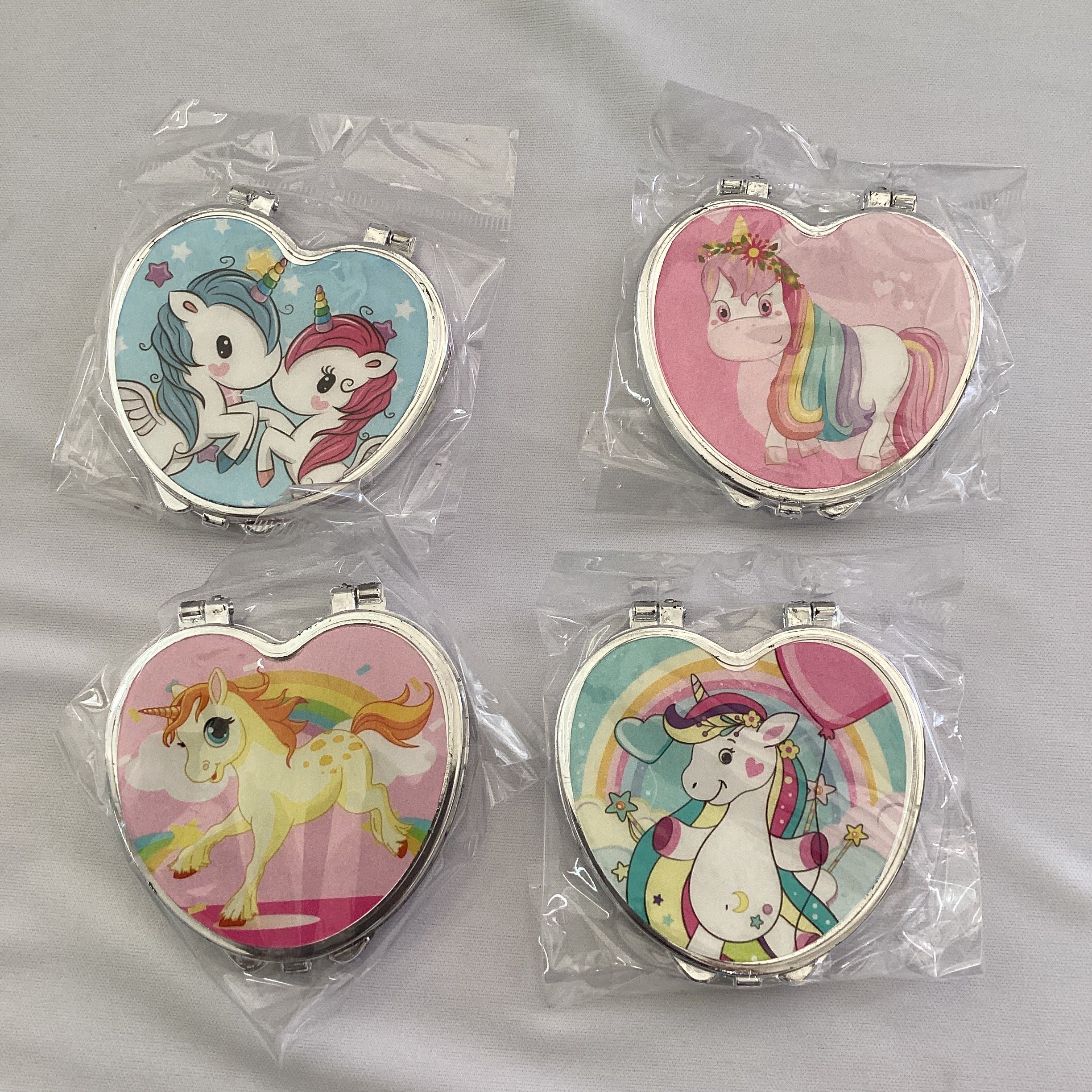 ESPEJO DE BOLSILLO FORMA DE CORAZÓN SURTIDO EN DISEÑOS Y COLORES POR MAYOREO
