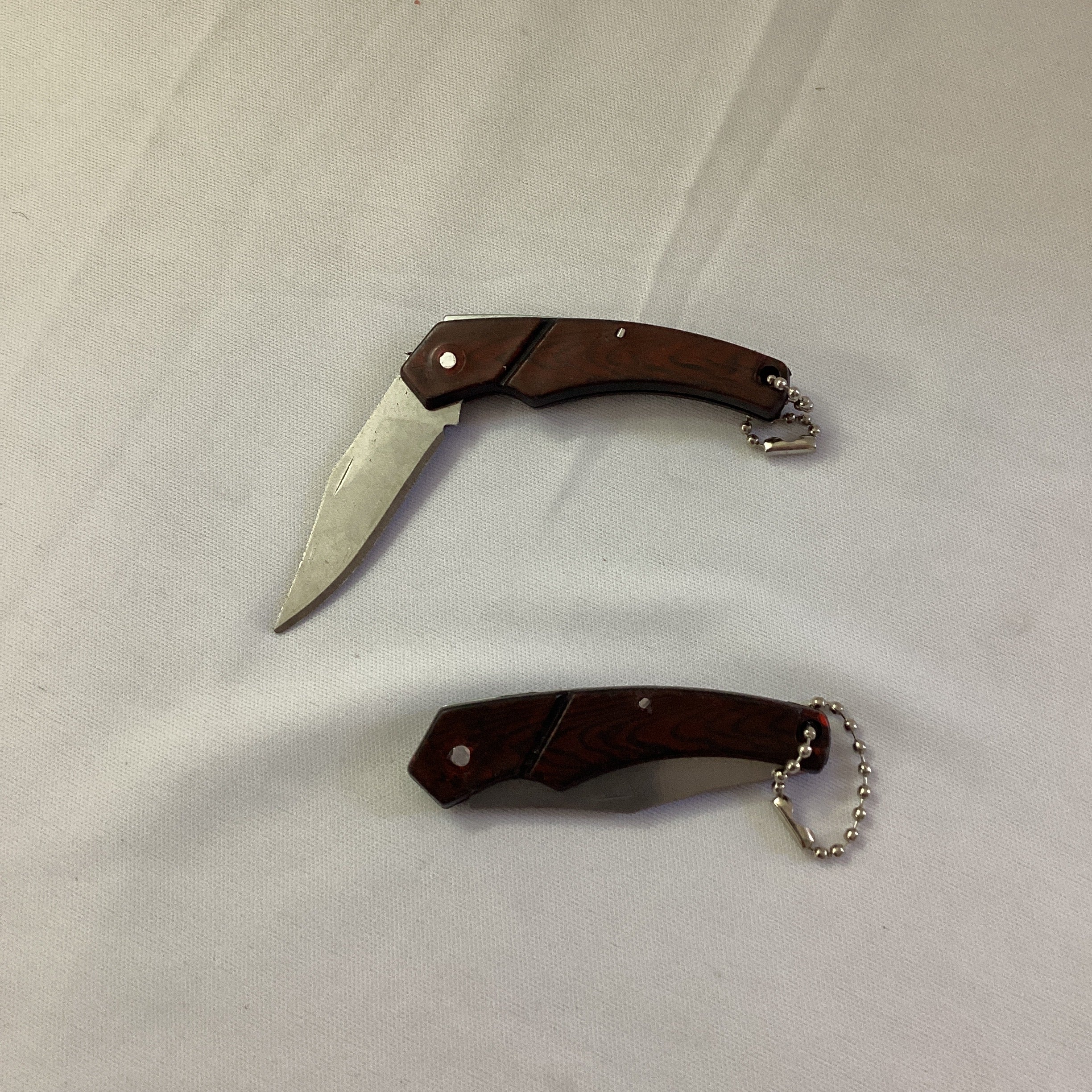 LLAVERO TIPO NAVAJA 7 CM MANGO MADERA POR MAYOREO