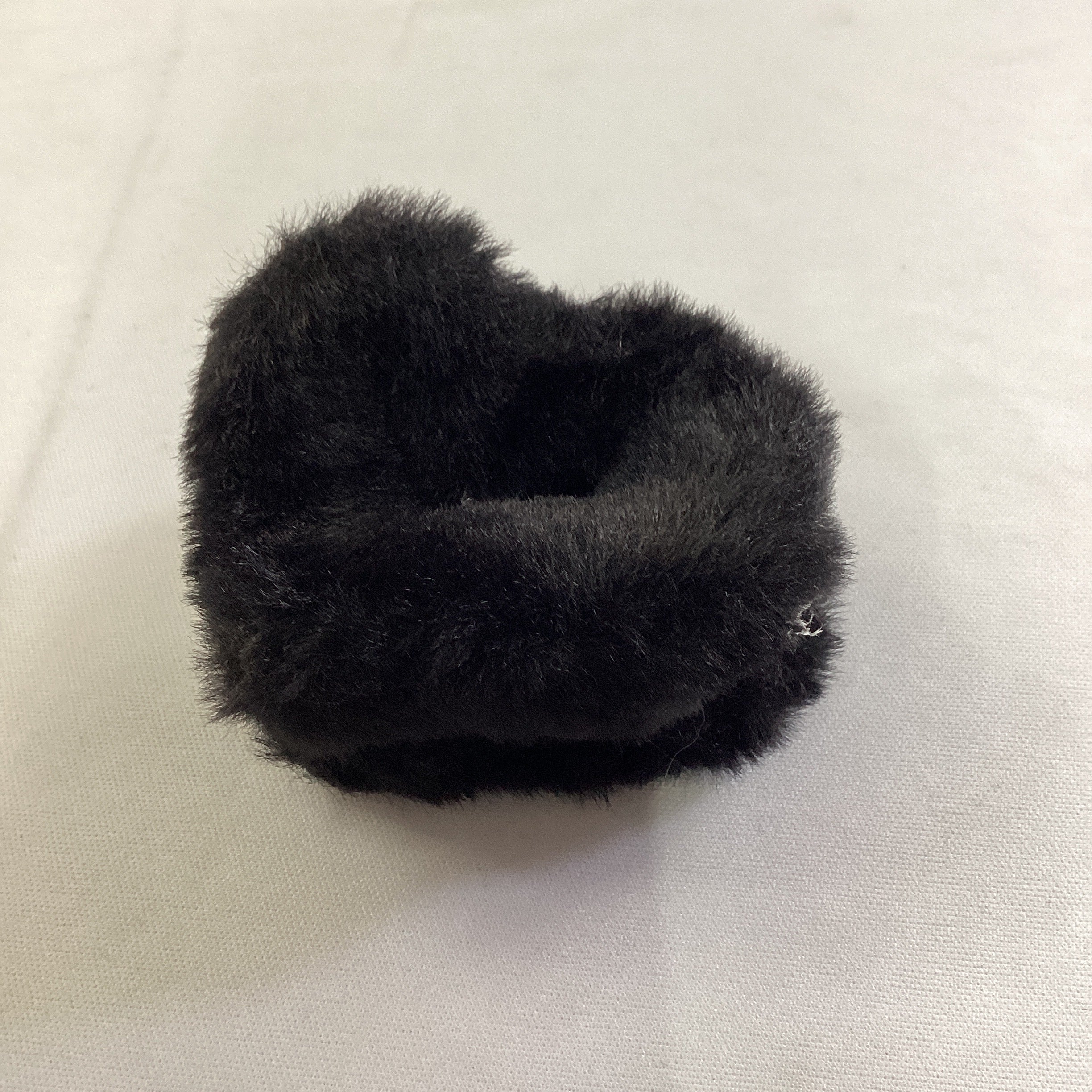 PINZA DE PELUCHE EN FORMA DE CORAZÓN 8 CM COLOR NEGRO POR MAYOREO