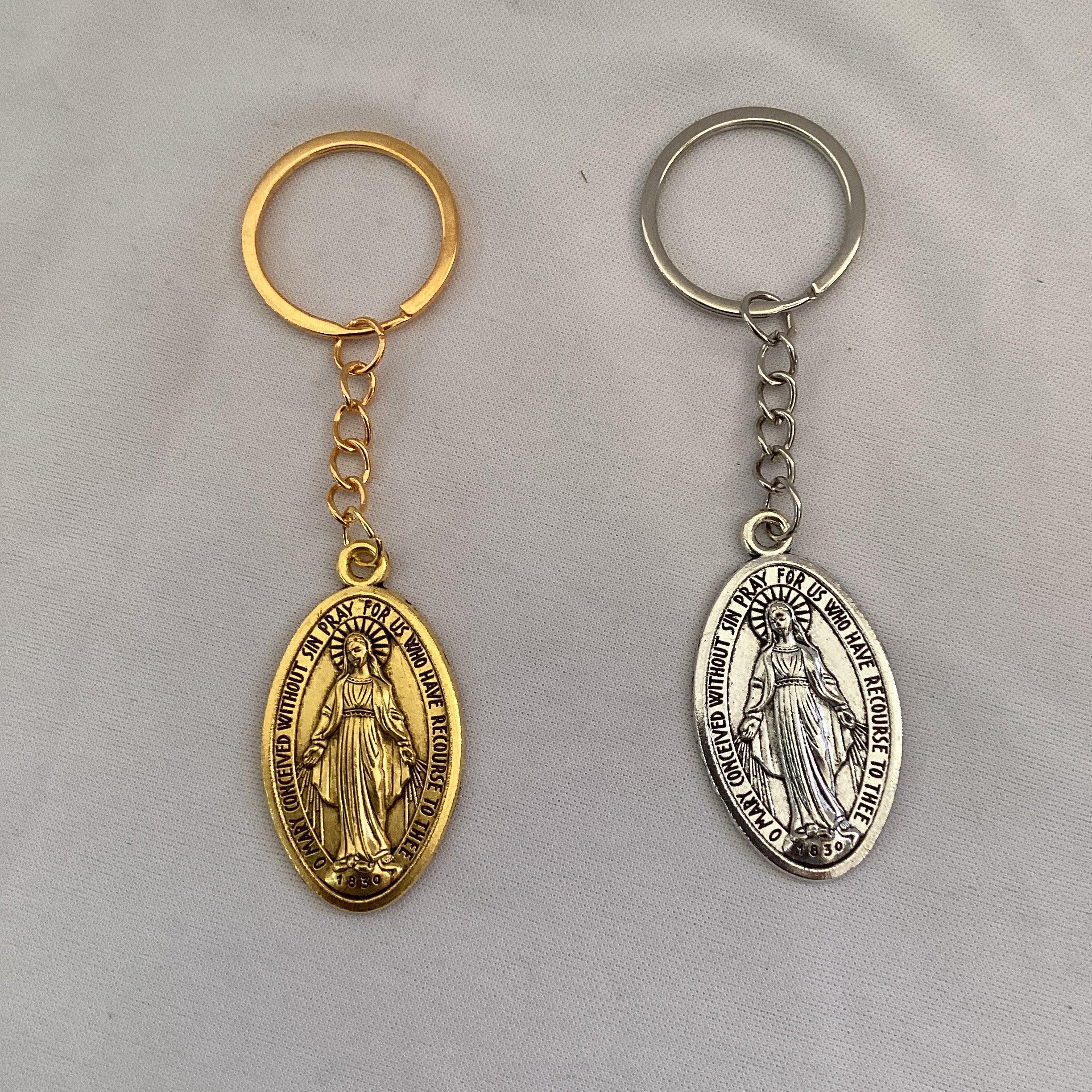 LLAVERO METÁLICO VIRGEN 5 CM DORADO Y PLATEADO POR MAYOREO