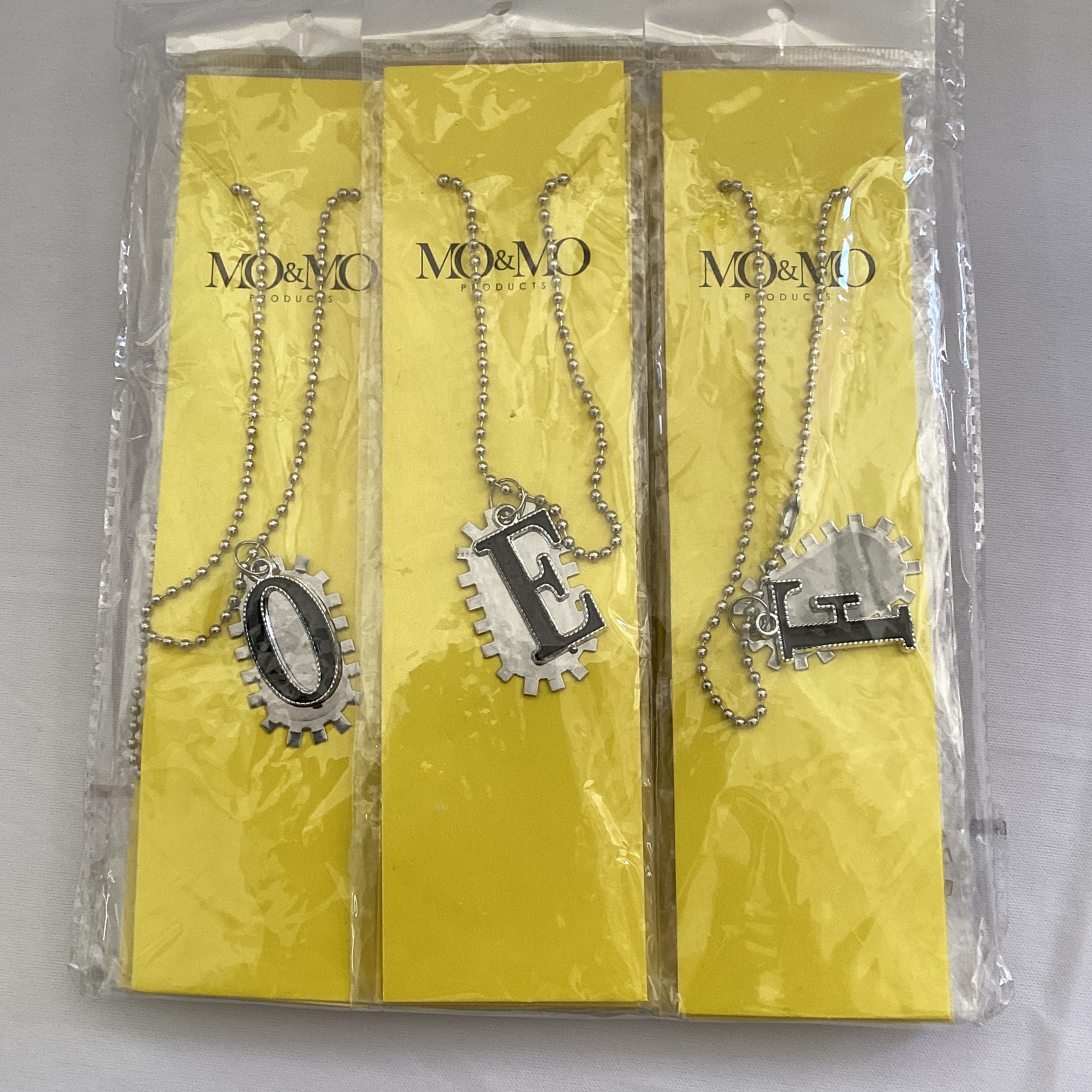 COLLAR METÁLICO MOMO CON PLACA Y LETRA SURTIDO EN LETRAS POR MAYOREO
