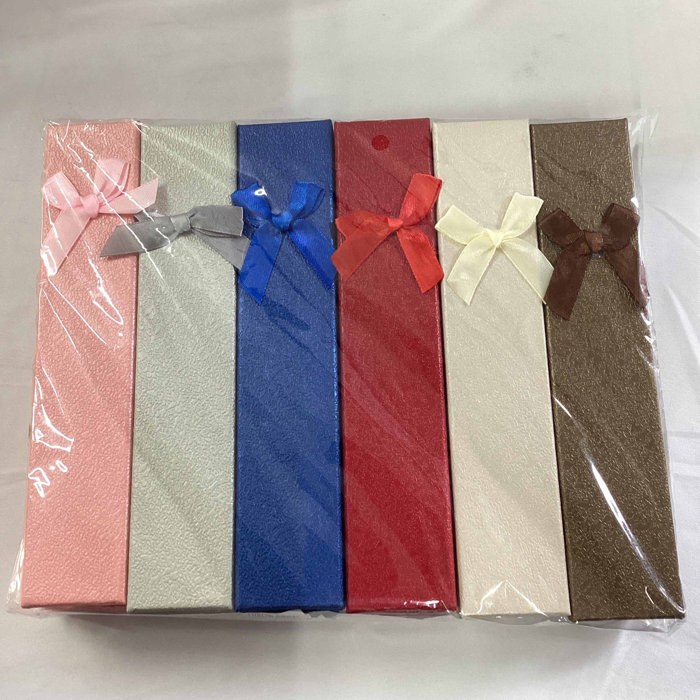 CAJA DE REGALO 21X4 CM CON ADORNO DE MOÑO SURTIDA EN COLORES POR MAYOREO