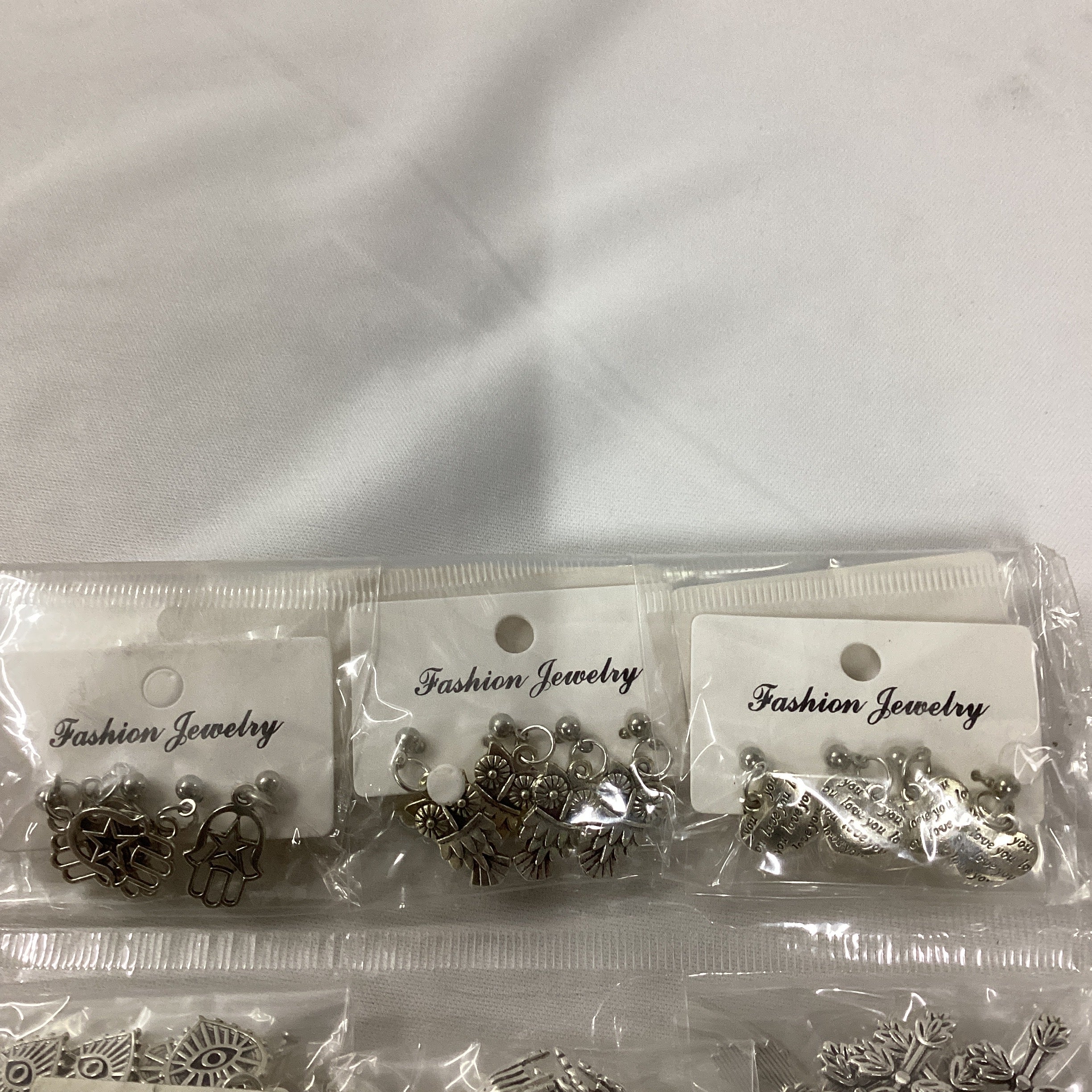 ARETES METÁLICOS PLATEADOS SURTIDO EN DISEÑOS POR MAYOREO