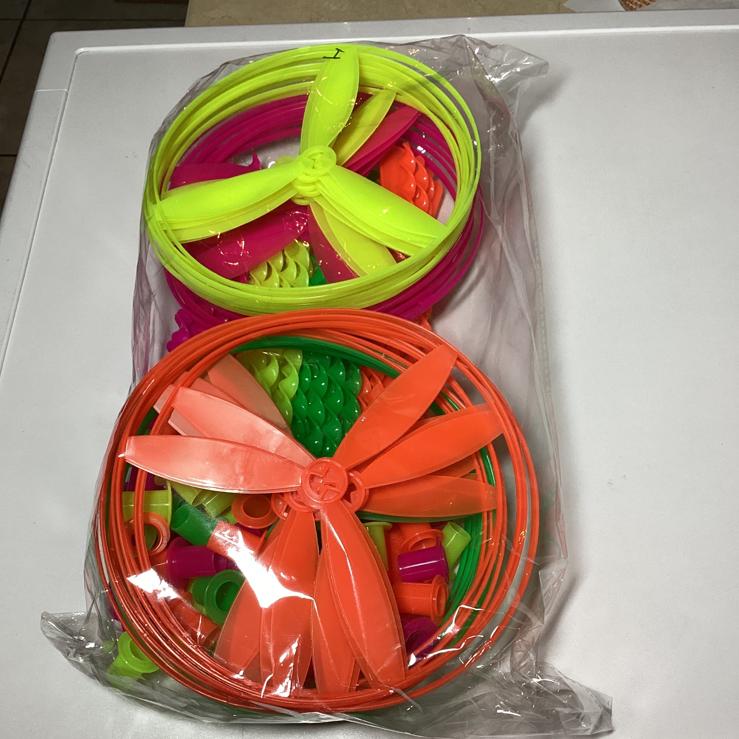 JUGUETE HÉLICE VOLADORA 19 CM. DIÁMETRO SURTIDA EN COLORES POR MAYOREO