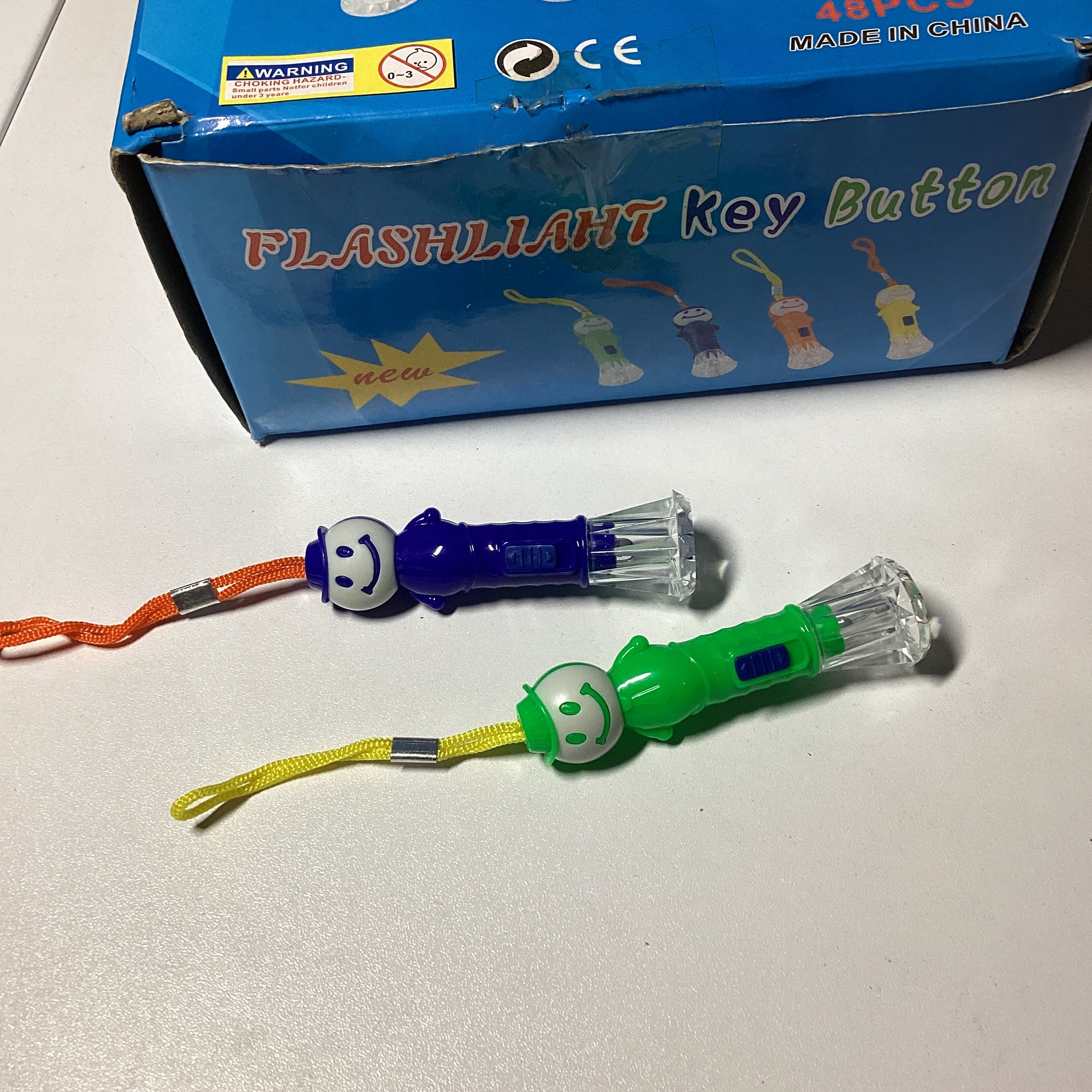 LÁMPARA PORTATIL TIPO LLAVERO 8 CM MOTIVO EMOJIS SURTIDOS EN COLORES POR MAYOREO