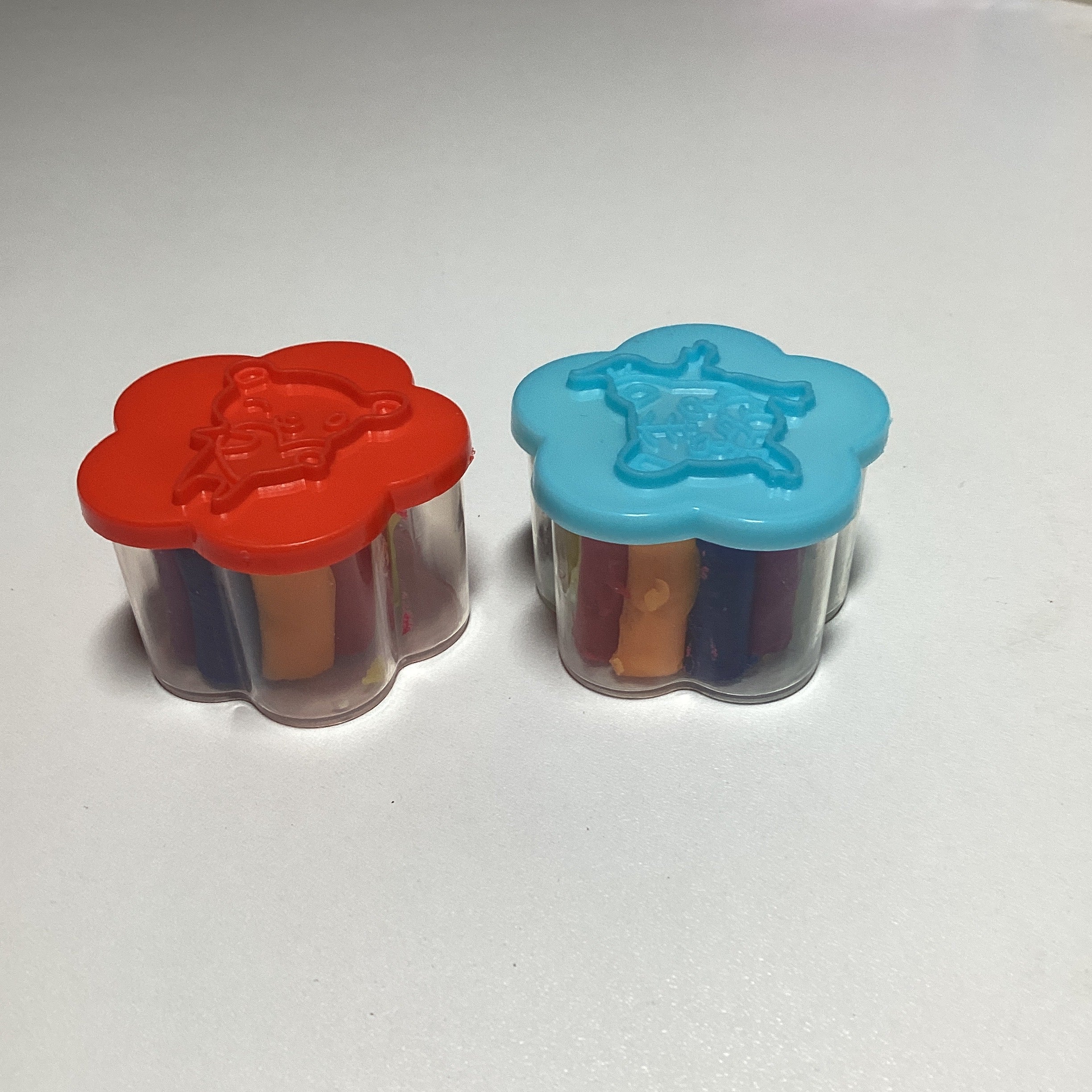 BOTECITO DE 3 CM CON PLASTILINA CON 12 BARRITAS PEQUEÑAS SURTIDAS EN COLORES
