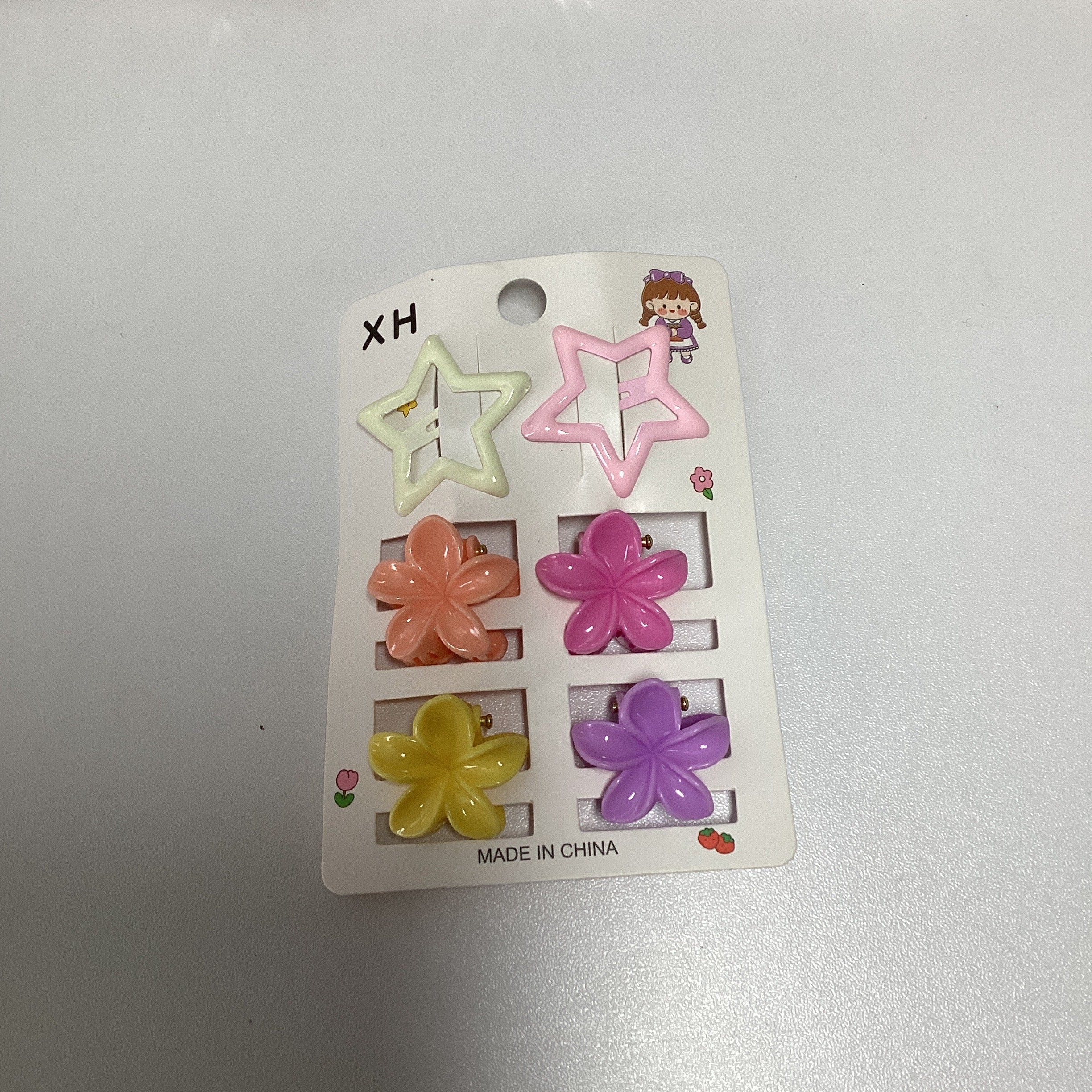 SET DE PINZAS MINI CON 4 PINZAS DE 2.5 CM Y 2 CUCAS DECORADAS DE 3 CM SURTIDAS EN COLORES