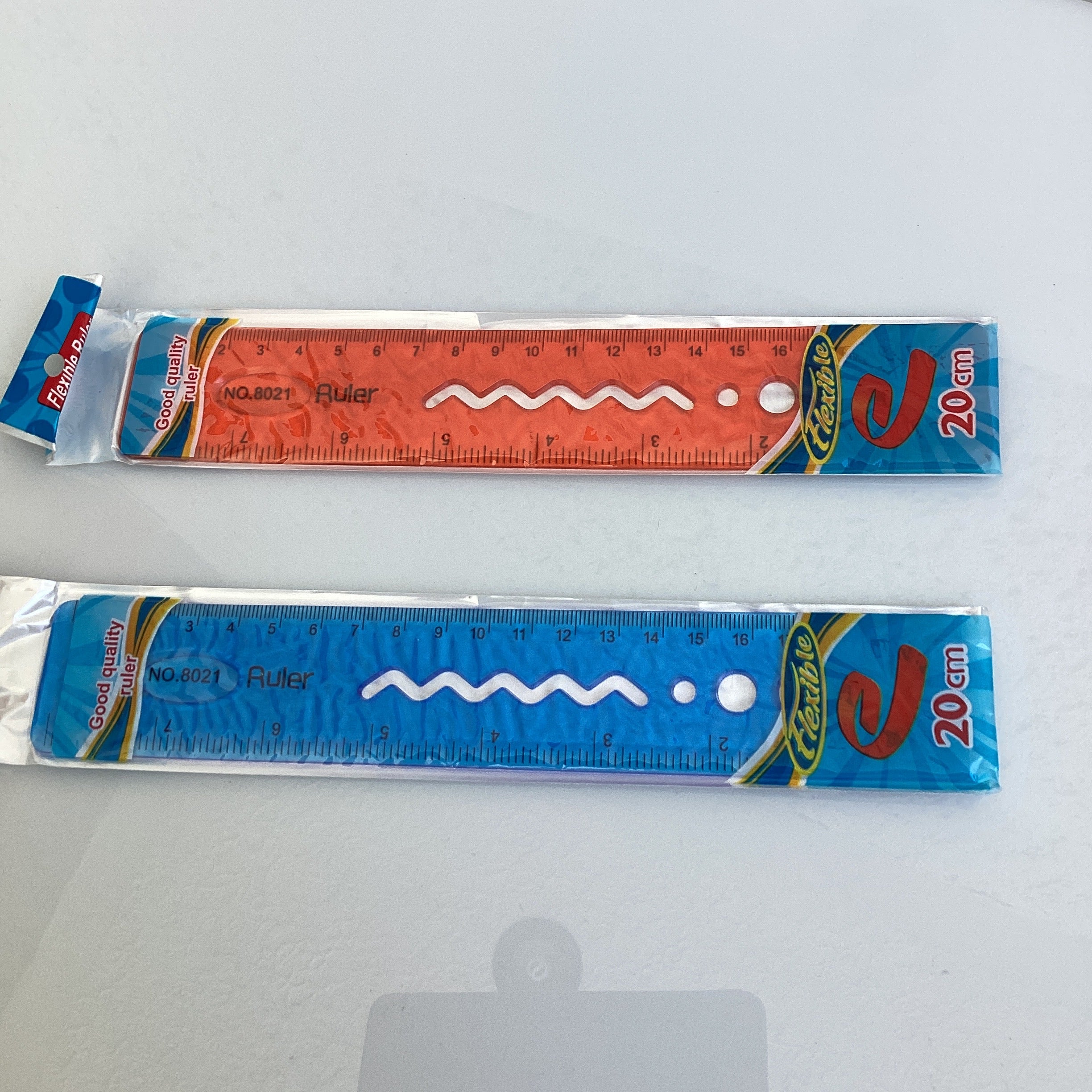 REGLA DE PLÁSTICO 20 CM EMBOLSADA INDIVIDUAL SURTIDA EN COLORES POR MAYOREO
