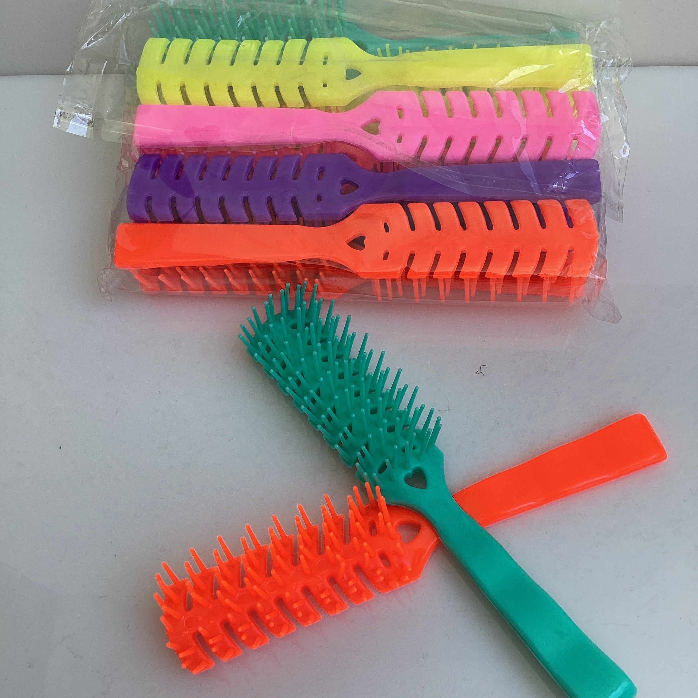 CEPILLO DE PLÁSTICO 19 CM SURTIDO EN COLORES POR MAYOREO