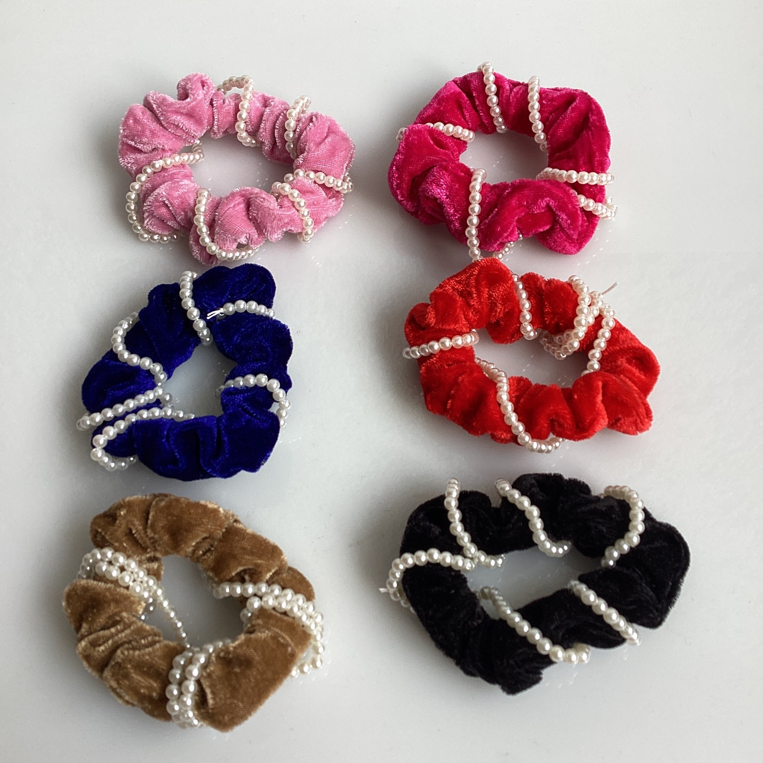 DONA DE TELA DE TERCIOPELO CON DIJE EN PERLAS SURTIDA EN COLORES POR MAYOREO