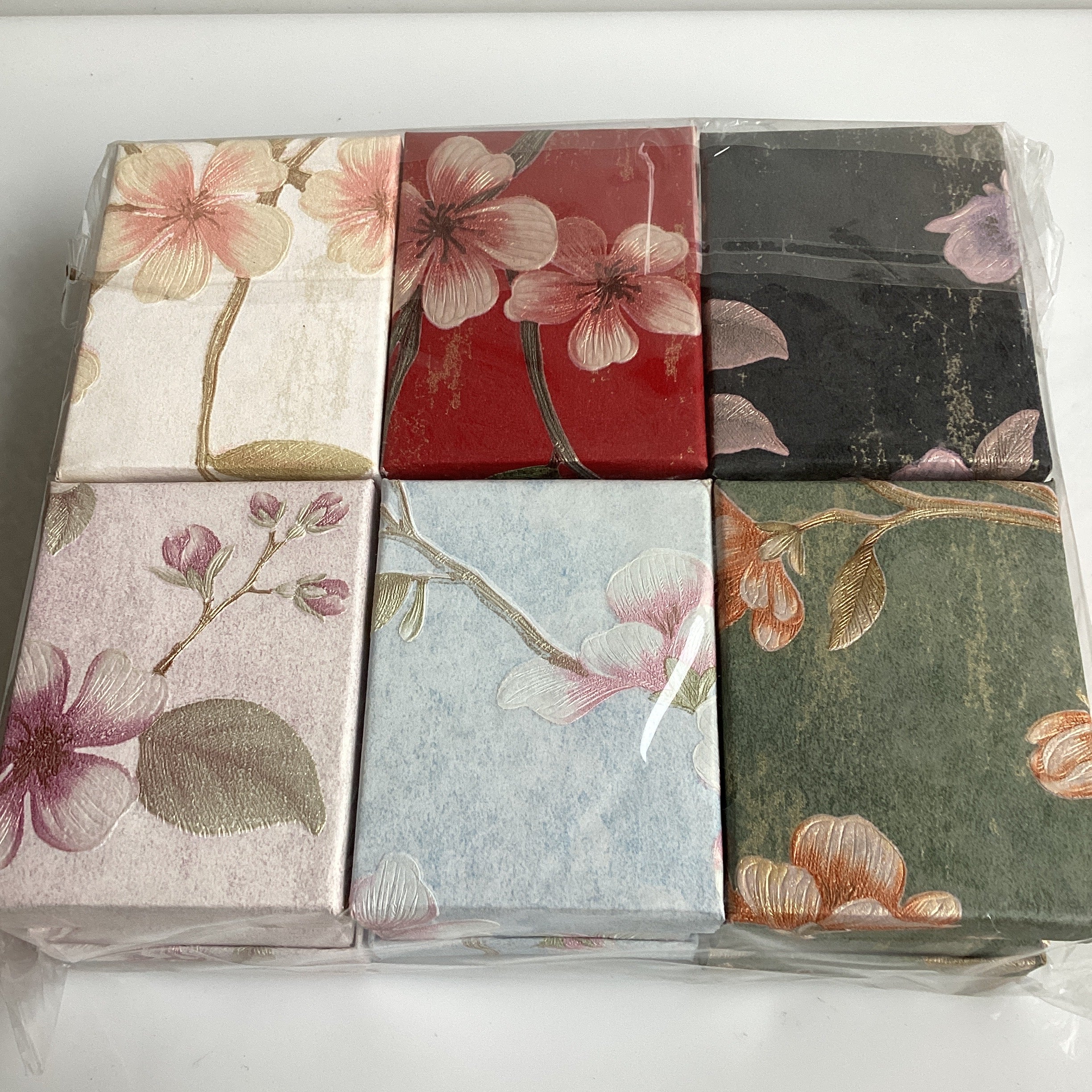 CAJA DE REGALO 9X7 CM SURTIDA EN DISEÑOS Y COLORES POR MAYOREO