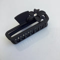 PINZA NEGRA DECORADA 10.5 CM CON DISEÑO POR MAYOREO