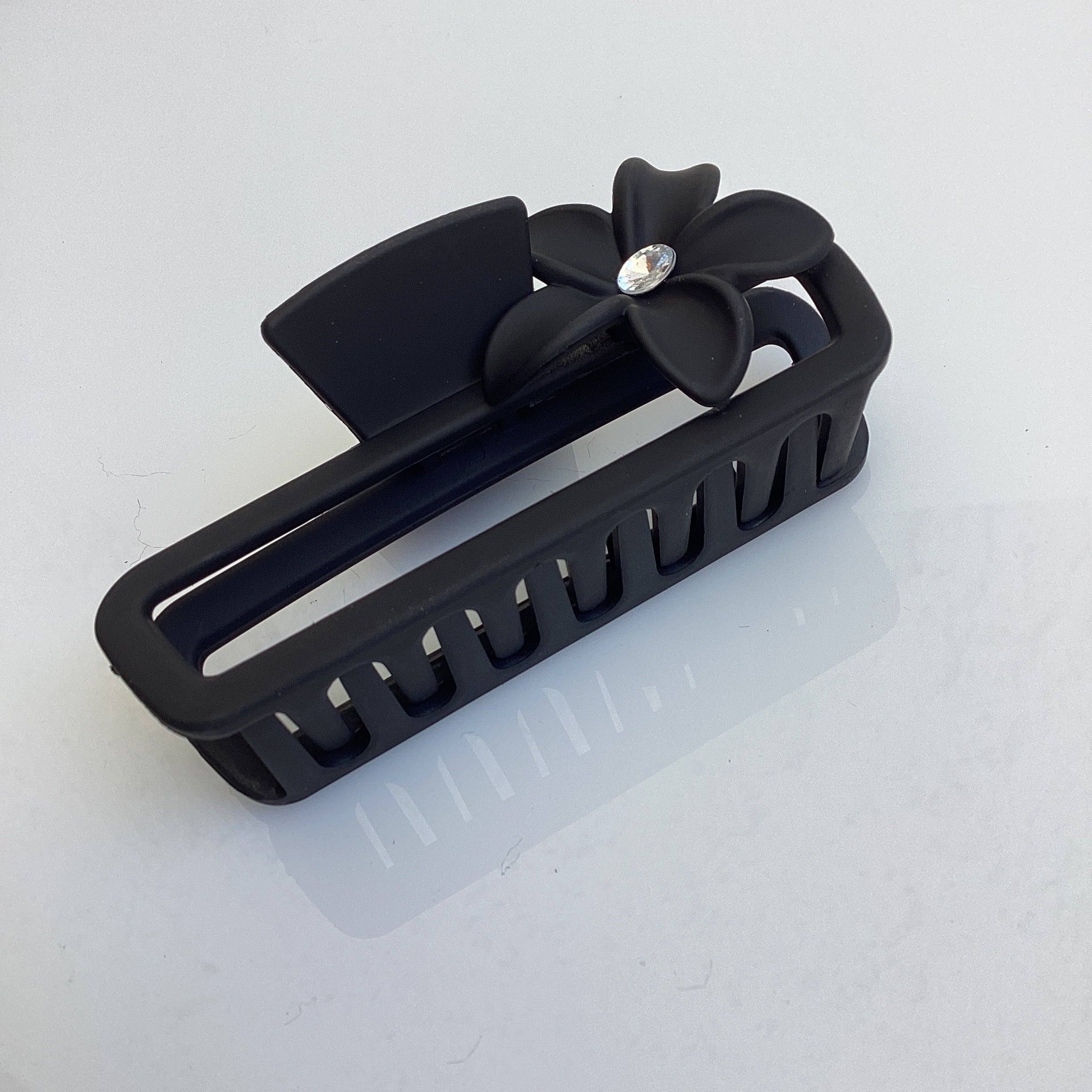 PINZA NEGRA DECORADA 10.5 CM CON DISEÑO POR MAYOREO