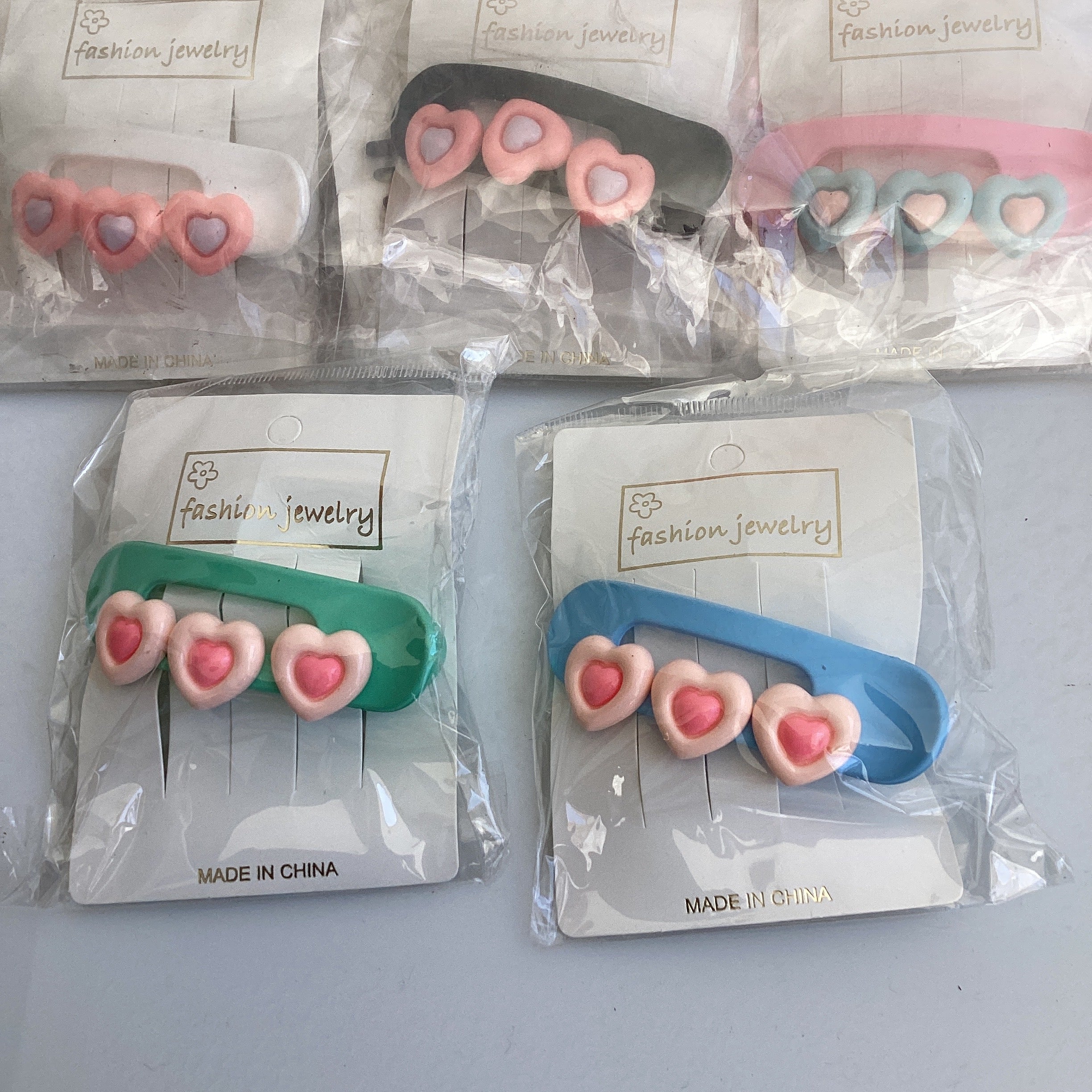 PINZA BANANA 8 CM SURTIDO EN COLORES Y DISEÑOS POR MAYOREO