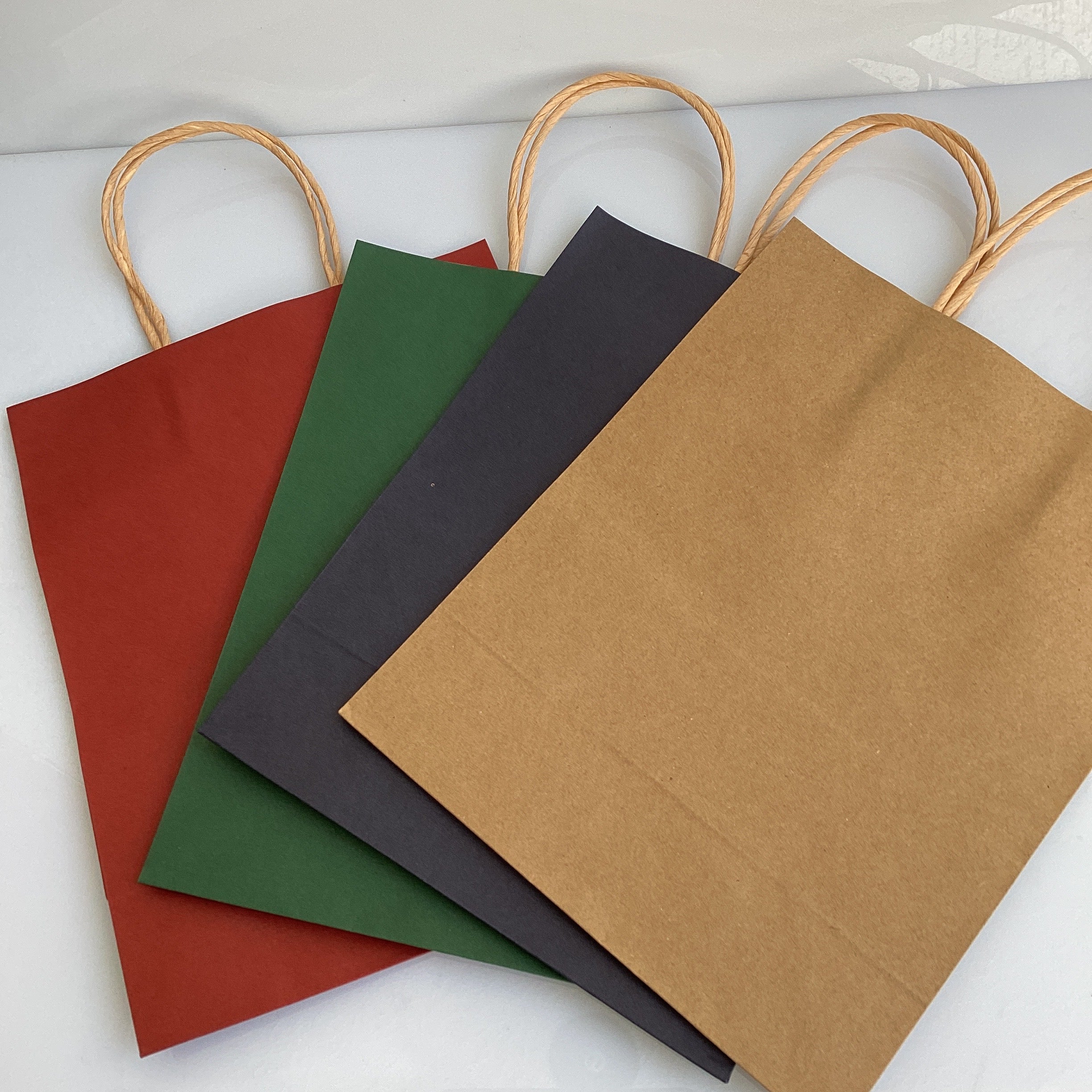 BOLSA DE PAPEL KRAFT SURTIDO EN COLORES 26.5 X 21 CM POR MAYOREO