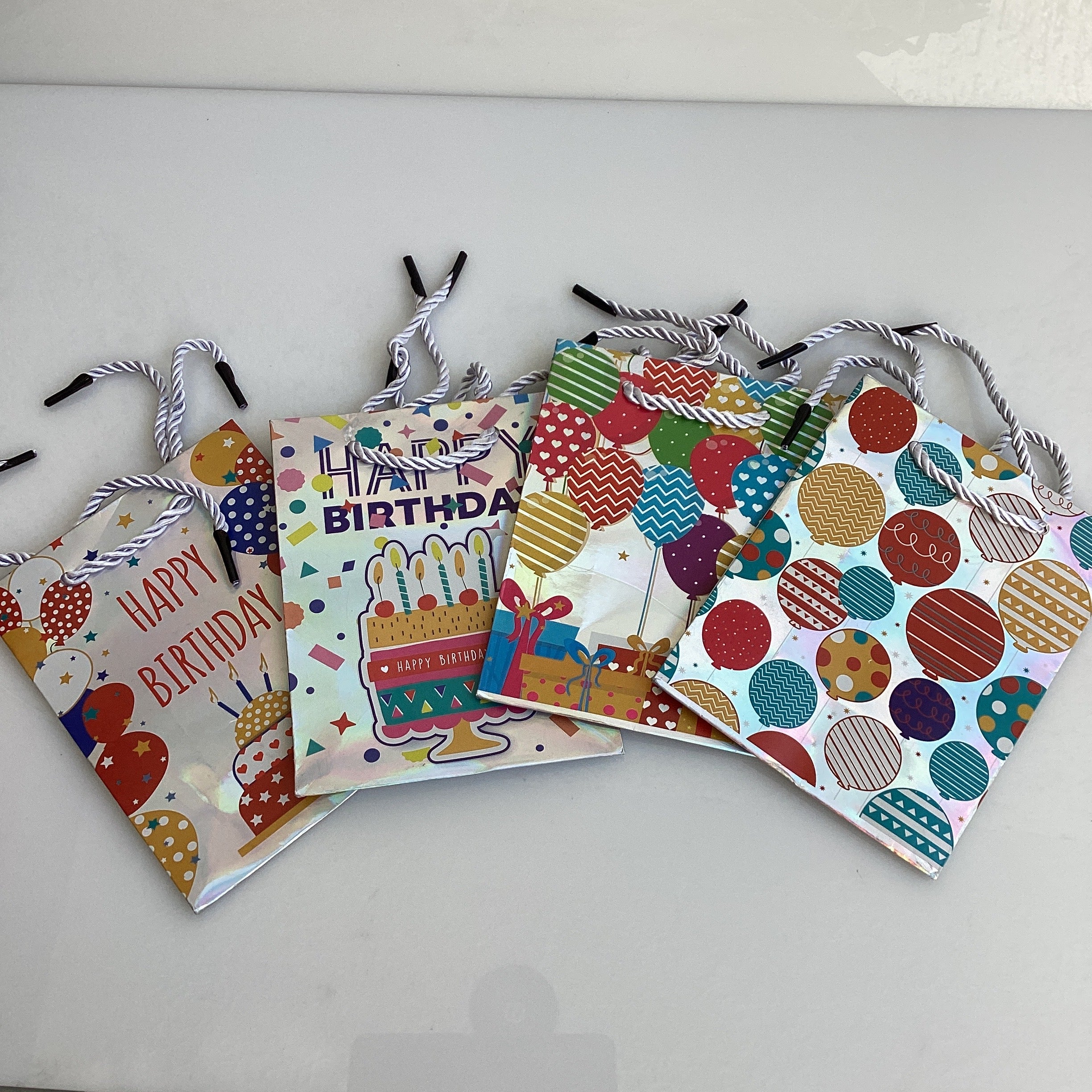 BOLSA DE REGALO MINI 14.5X11.5 CM MOTIVOS CUMPLEAÑOS SURTIDA EN DISEÑOS Y COLORES POR MAYOREO