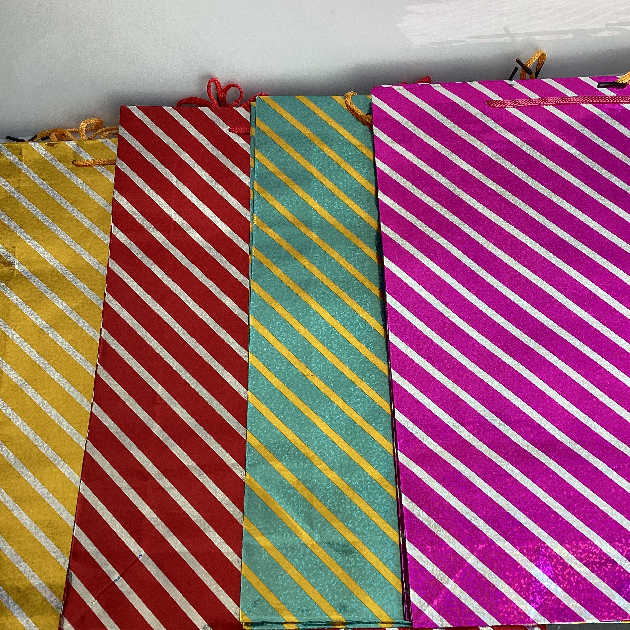 BOLSA JUMBO METÁLICA 38X29 CM SURTIDA EN COLORES POR MAYOREO