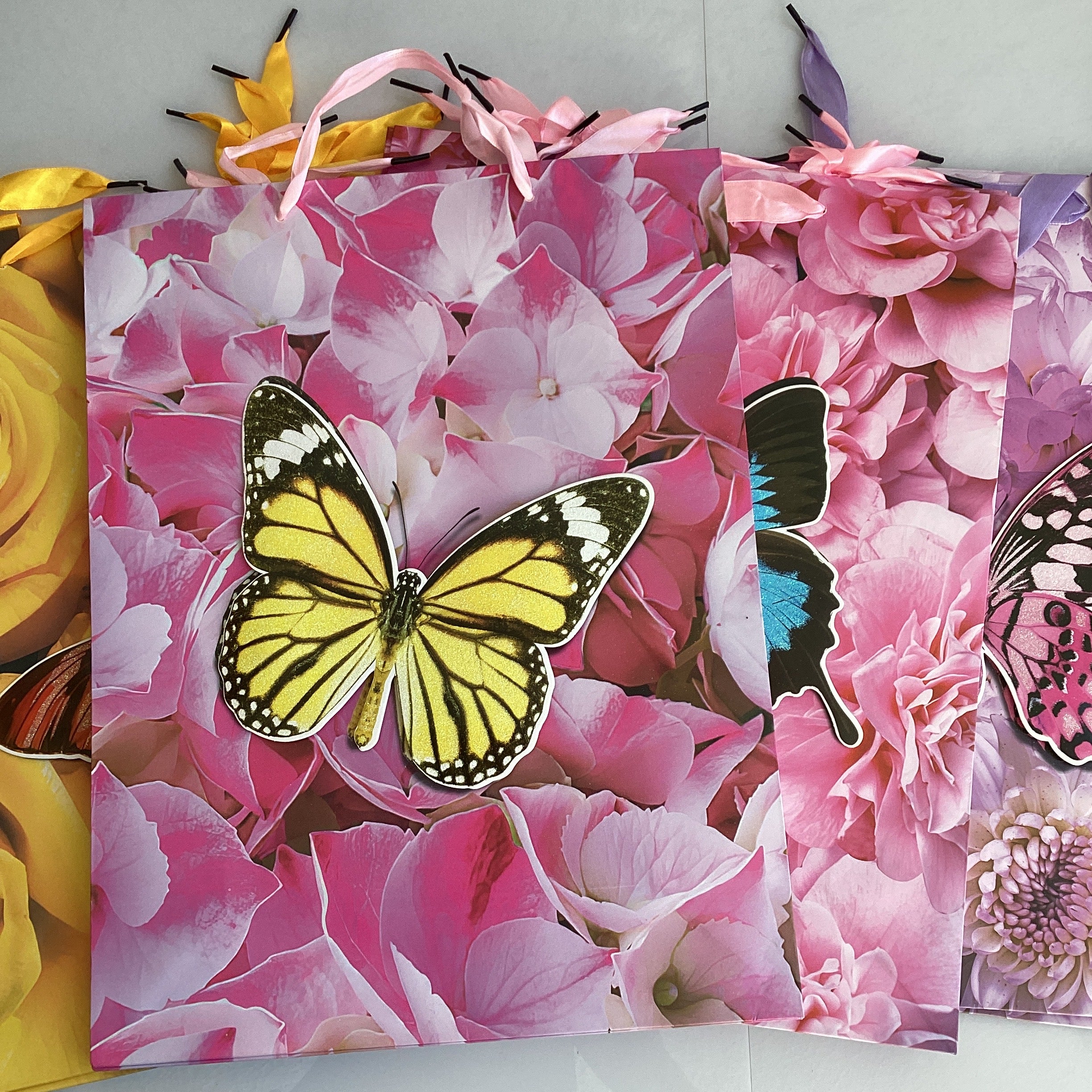 BOLSA DE REGALO 3D 40X31 CM MOTIVOS MARIPOSAS SURTIDO EN DISEÑOS Y COLORES POR MAYOREO