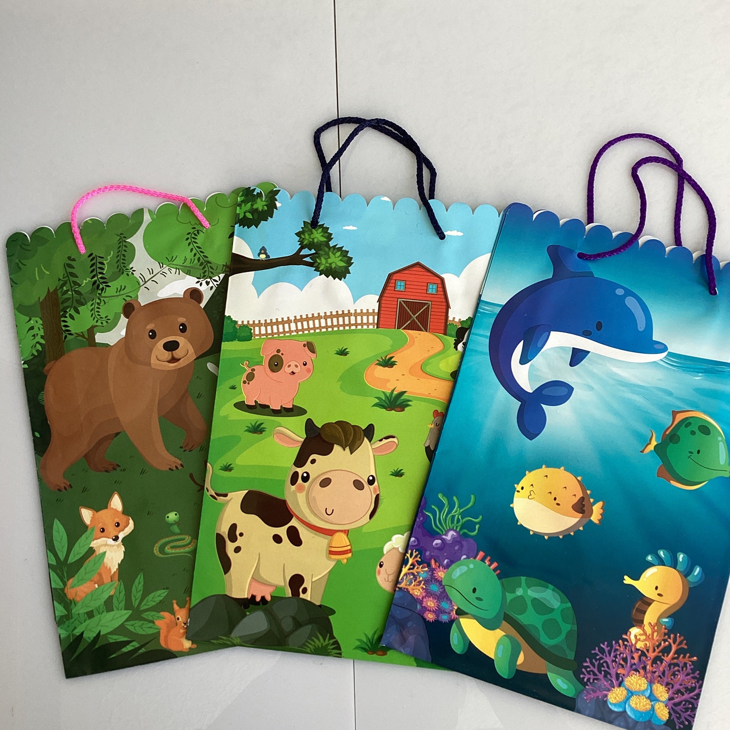 BOLSA 28X17.5 CM SURTIDA EN DISEÑOS ANIMALES SURTIDO EN COLORES POR MAYOREO