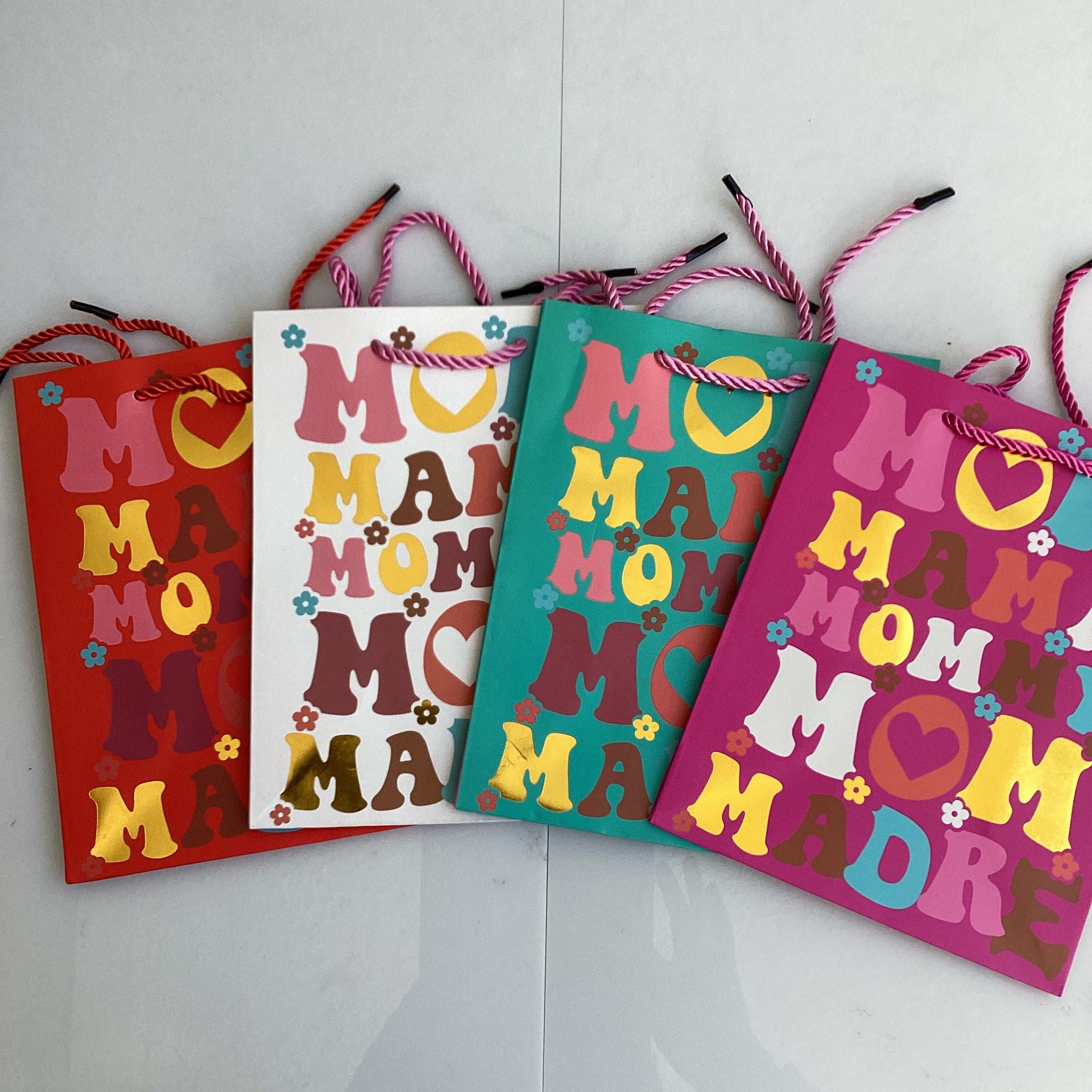 BOLSA DE REGALO DÍA DE LAS MADRES CHICA 23X18 CM SURTIDA EN COLORES Y DISEÑOS POR MAYOREO
