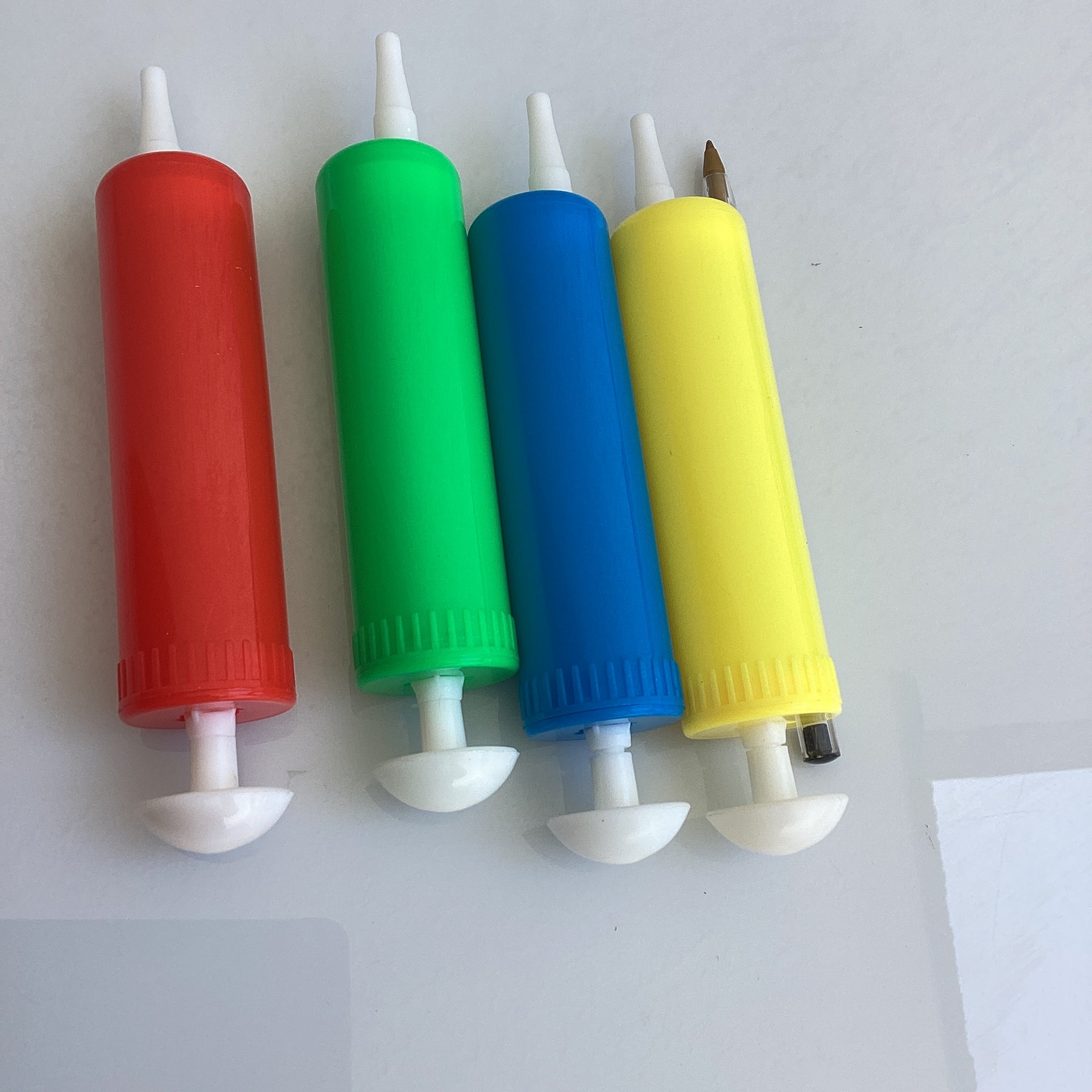 BOMBA PARA INFLAR 17 CM SURTIDA EN COLORES POR MAYOREO