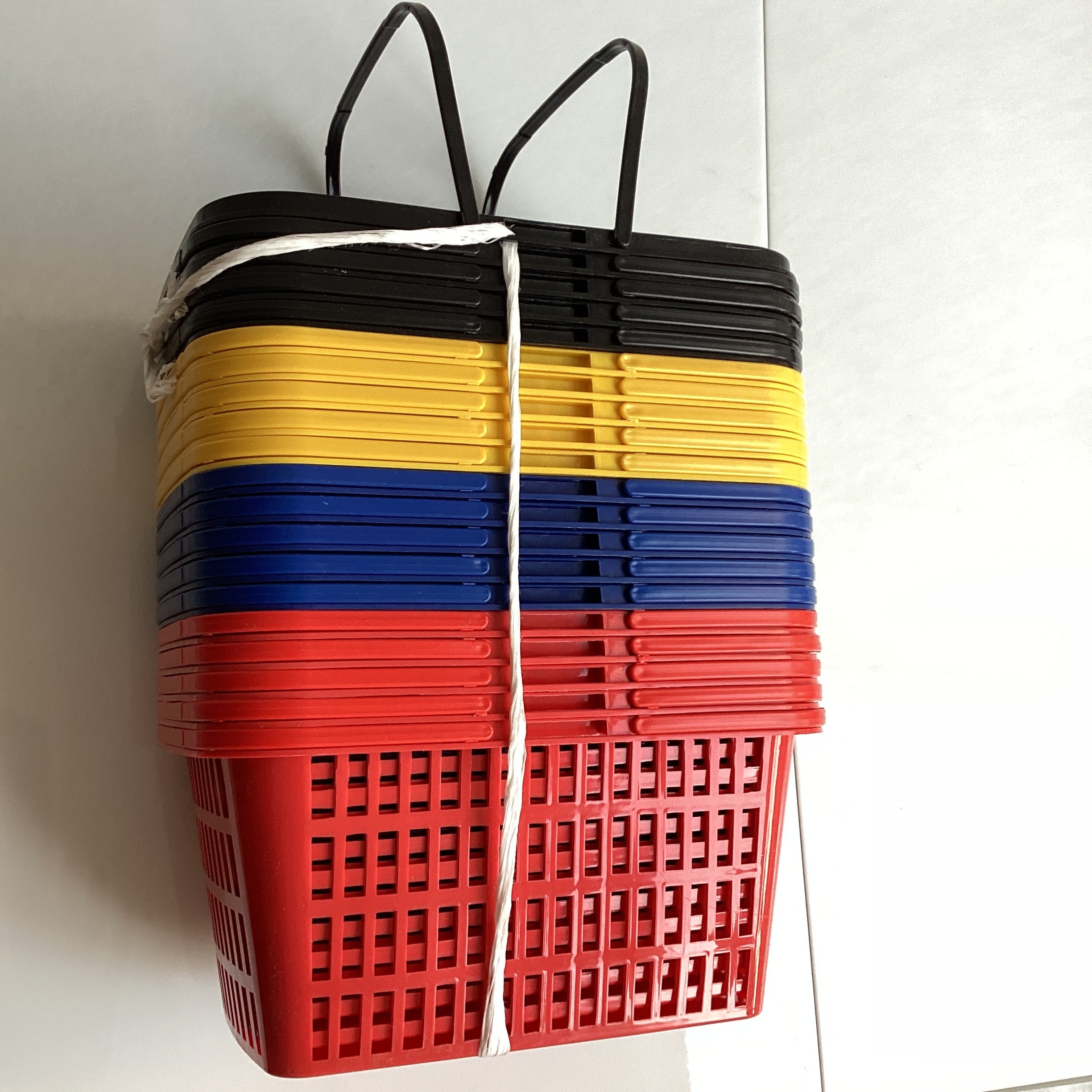 CANASTA DE PLÁSTICO MEDIANA 22X15X10 CM CON AGARRADERA SURTIDA EN COLORES POR MAYOREO