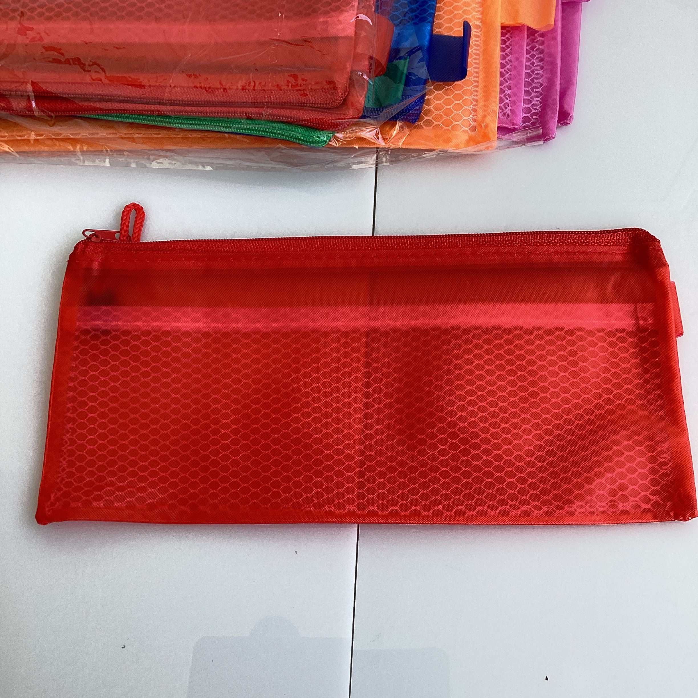 BOLSITA DE PLÁSTICO TRANSPARENTE 24X11.5 CM CON CIERRE SURTIDO EN COLORES POR MAYOREO