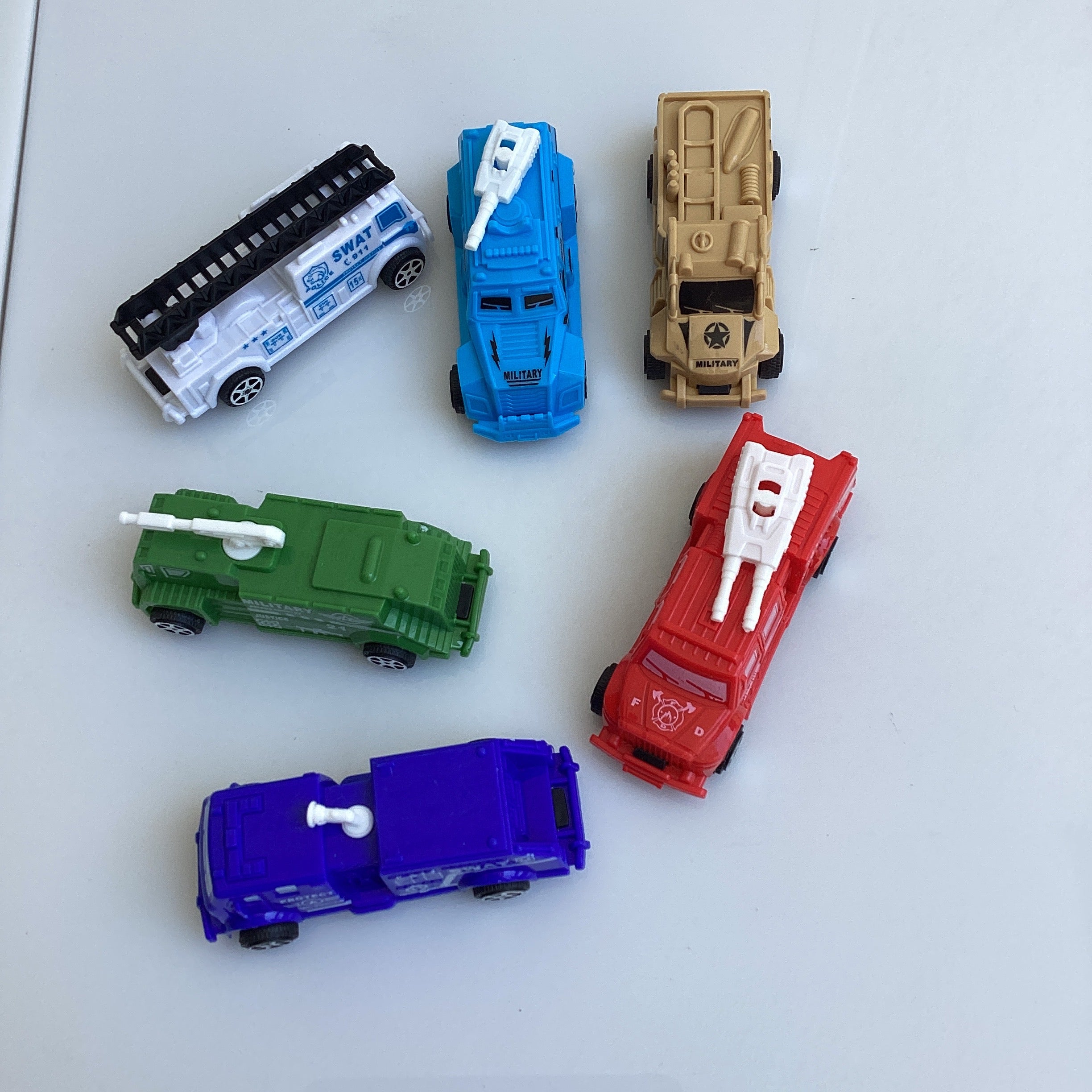 JUGUETE CARRO DE FRICCION POLICIA BOMBEROS 9 CM SURTIDO EN DISEÑOS Y COLORES POR MAYOREO