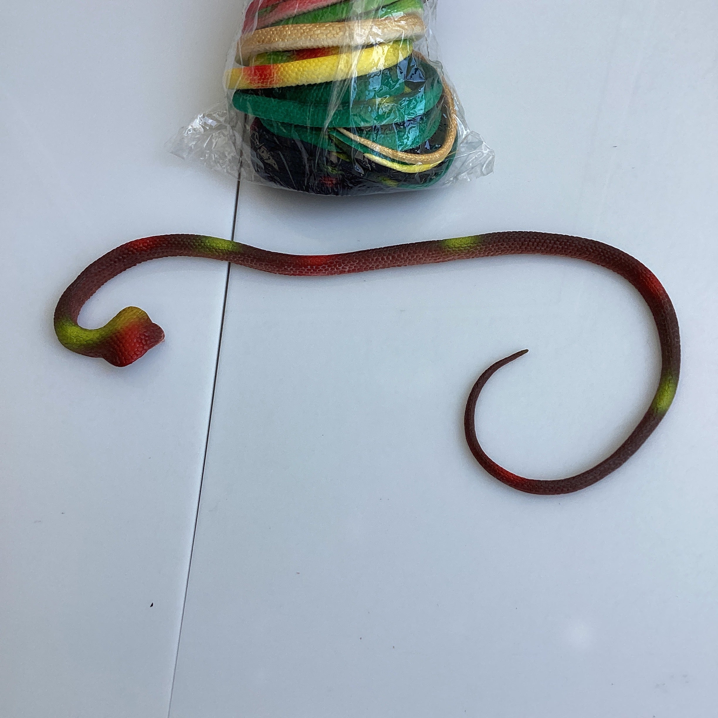 SERPIENTE DE PLÁSTICO 65 CM SURTIDA EN COLORES POR MAYOREO