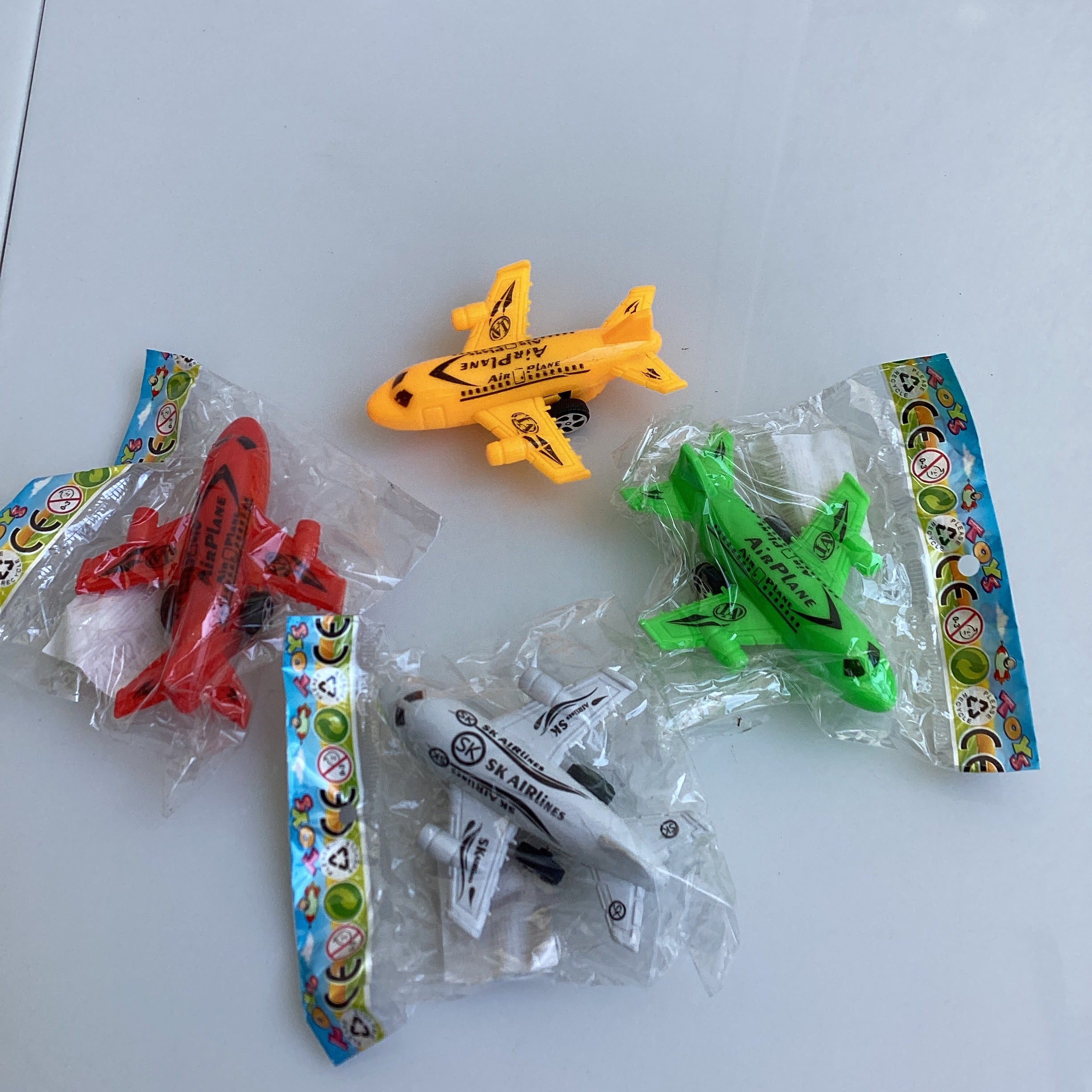 AVIÓN FRICCION 10CM EMBOLSADO INDIVIDUAL SURTIDO EN COLORES POR MAYOREO