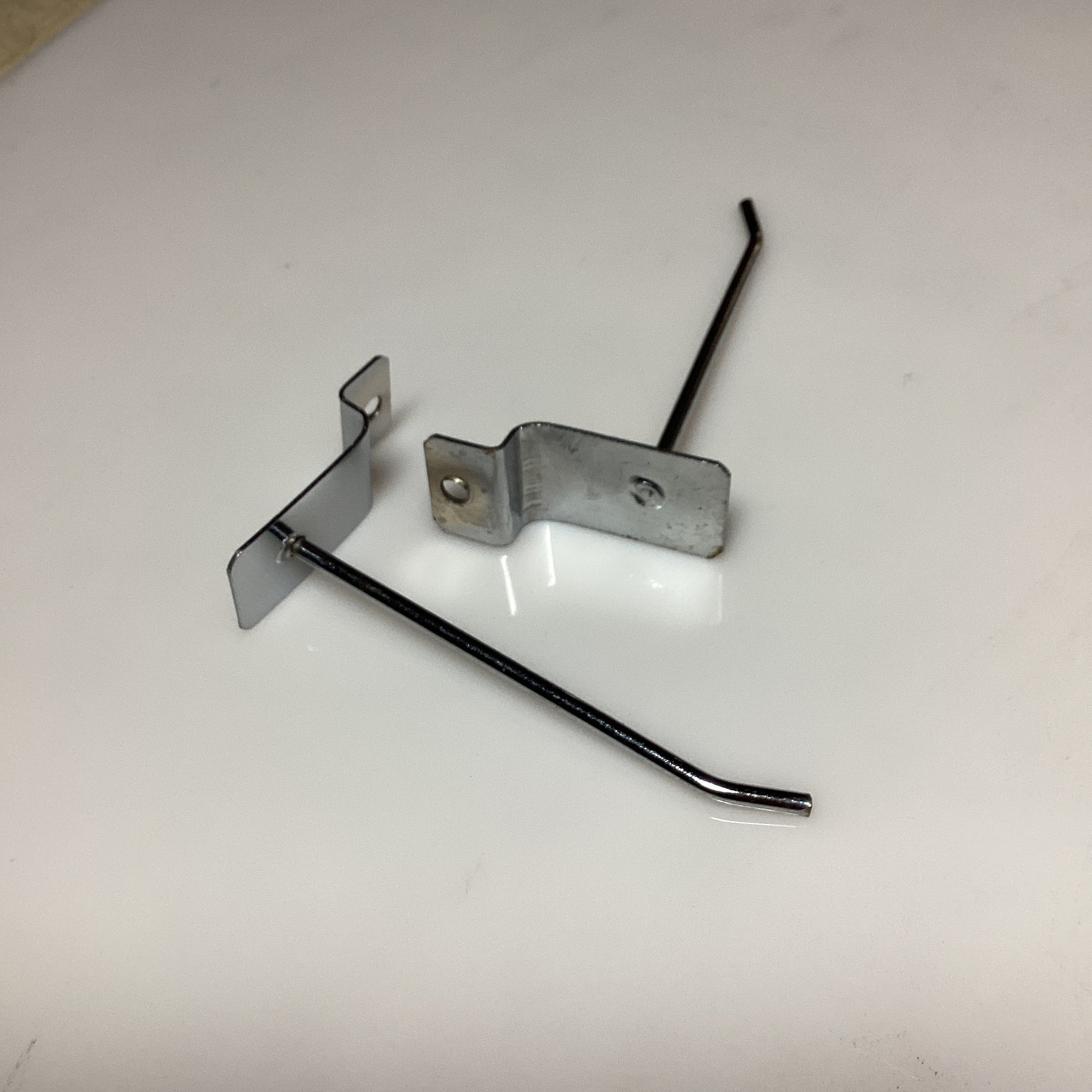 GANCHO PARA EXHIBIR MERCANCIA EN PANEL RANURADO DE 10 CM PLATEADO POR MAYOREO