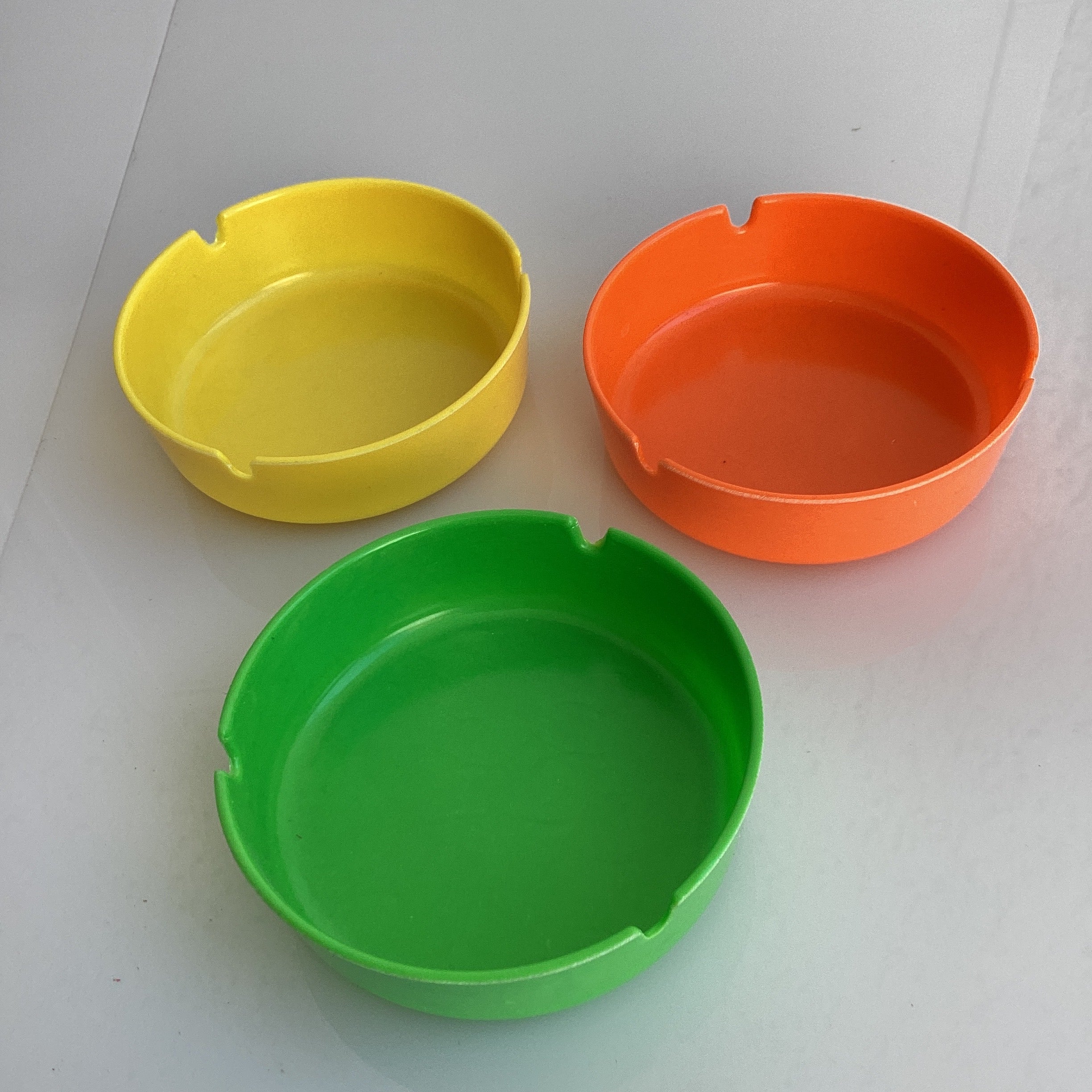 CENICEROS DE PLÁSTICO 10 CM. DIÁMETRO SURTIDO EN COLORES POR MAYOREO