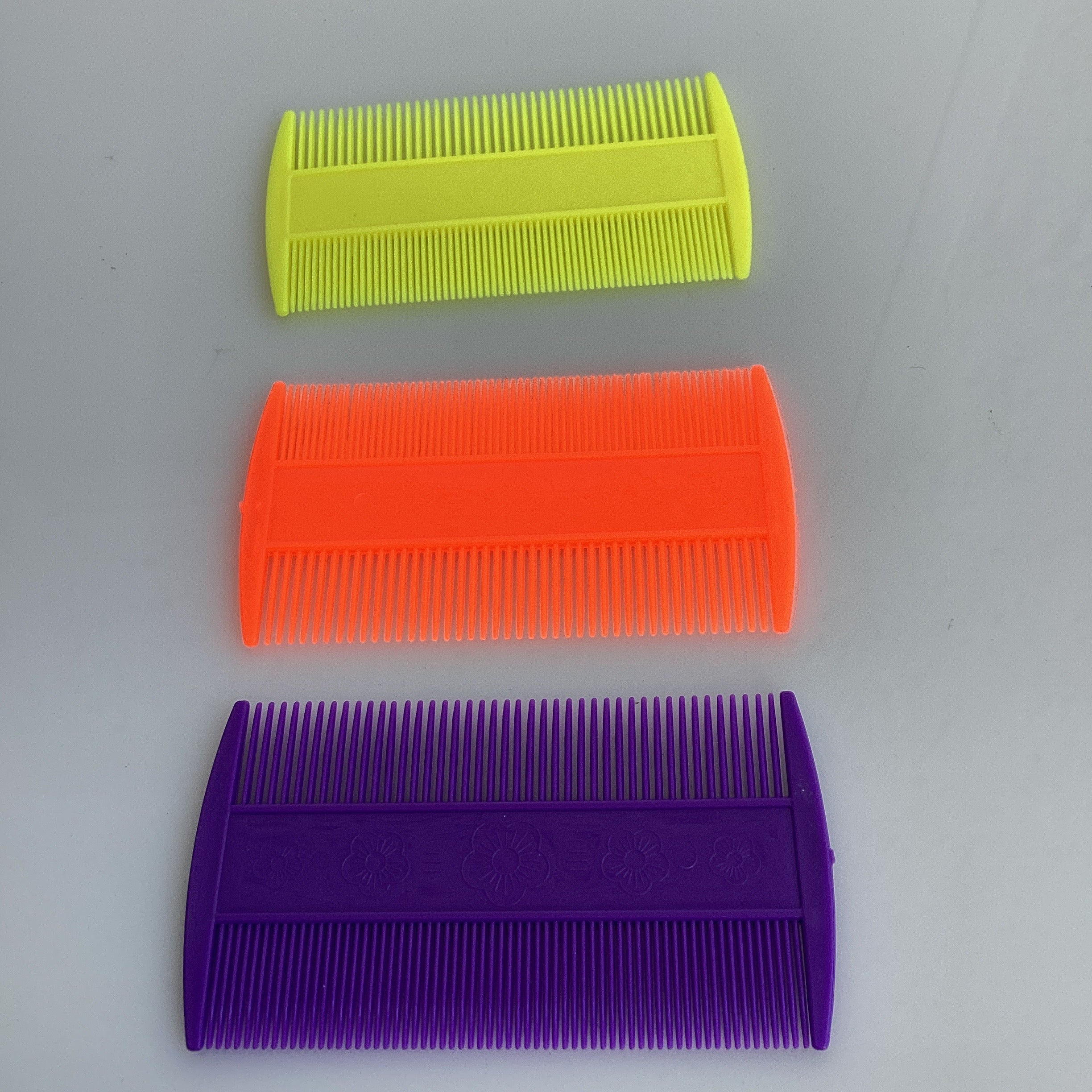 PEINE PIOJERO DE PLÁSTICO 9X5 CM SURTIDO EN COLORES POR MAYOREO