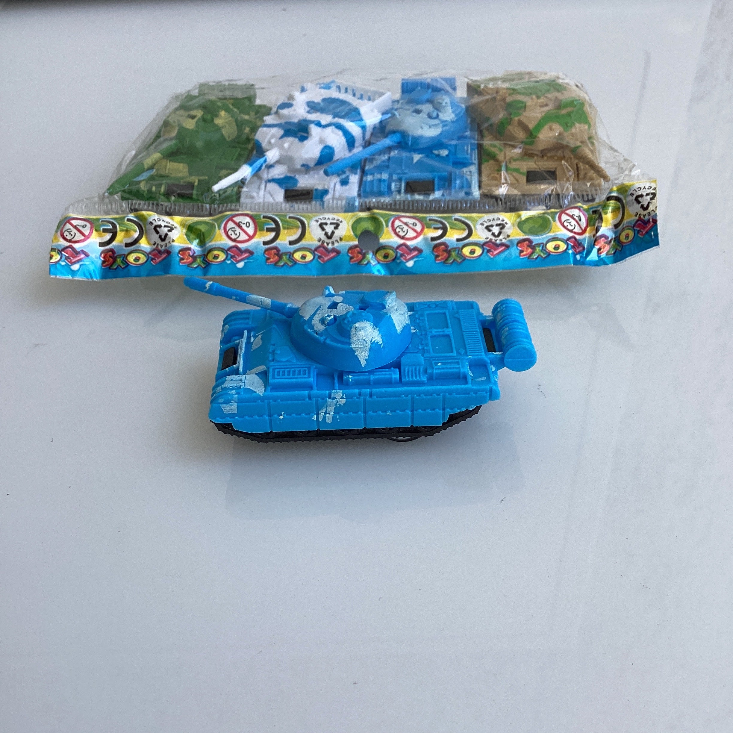 JUGUETE TANQUE DE FRICCION 9 CM EMBOLSADO EN PAQUETES DE 4 SURTIDO EN COLORES PRECIO POR PAQUETE DE 24 TANQUES POR MAYOREO