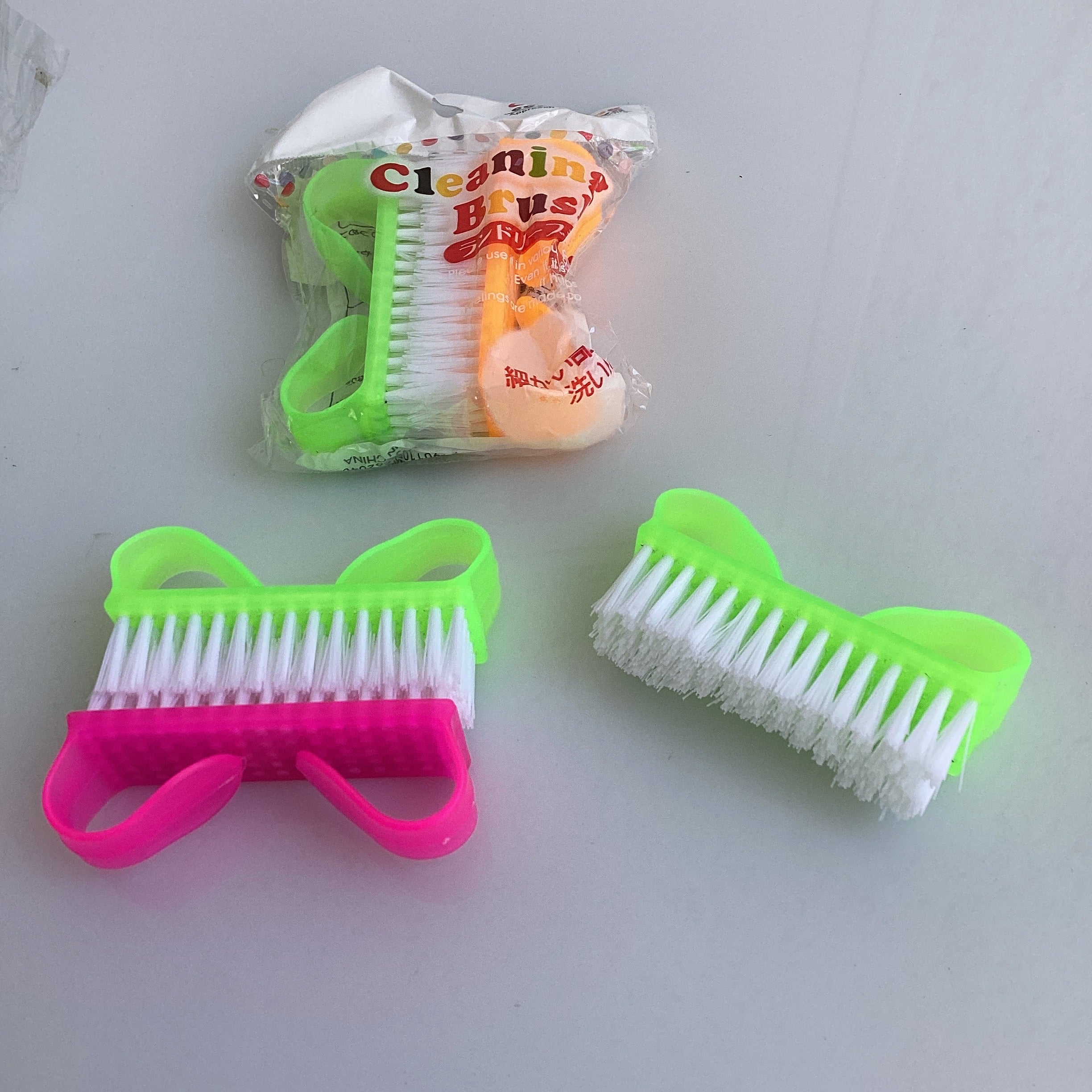 CEPILLO PARA UÑAS EMBOLSADO INDIVIDUAL SURTIDO EN COLORES POR MAYOREO