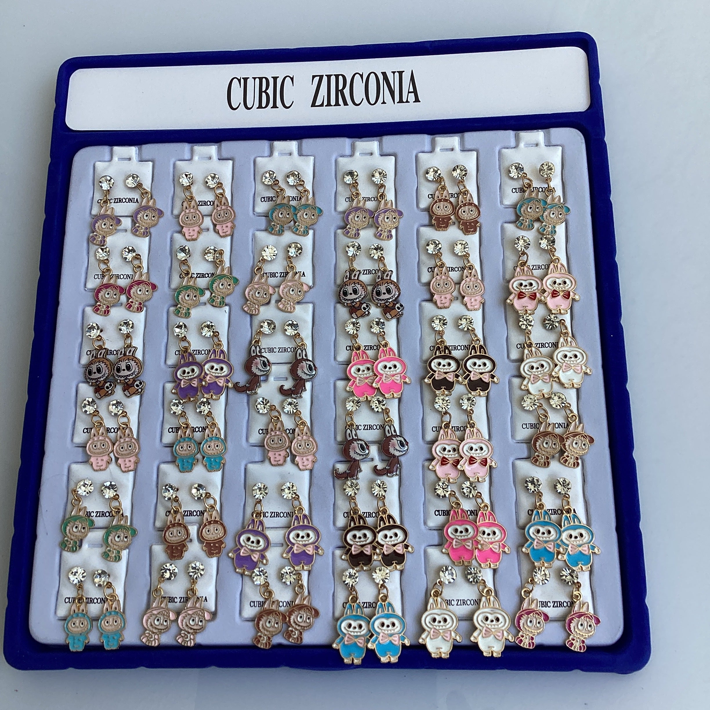 ARETES LABUBUS 3 CM SURTIDOS EN DISEÑOS Y COLORES POR MAYOREO