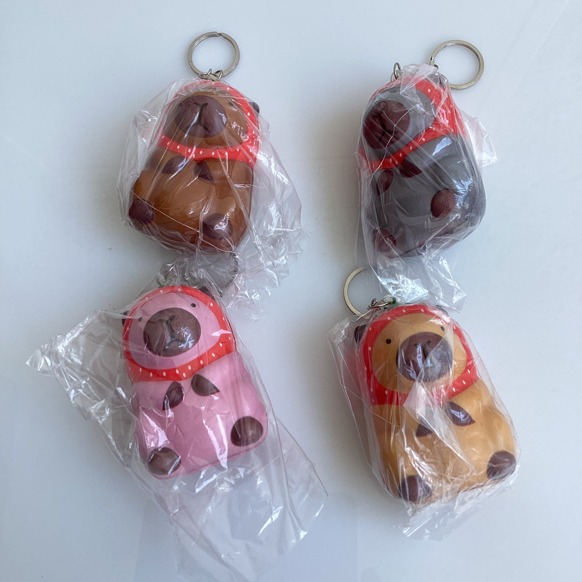 SQUIZI CAPIBARA LLAVERO 8 CM SURTIDO EN COLORES Y DISEÑOS POR MAYOREO