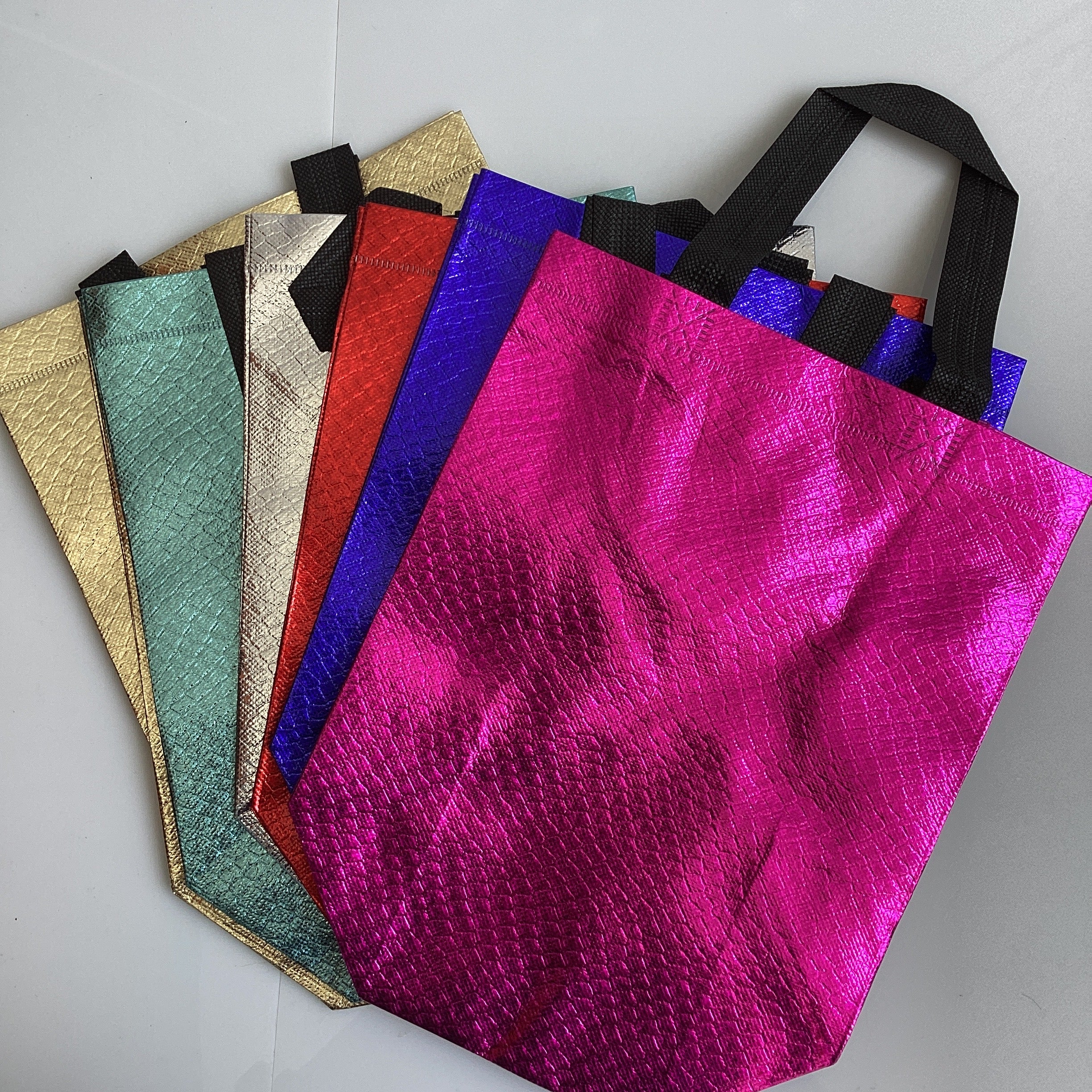 BOLSA DE POLIPROPILENO ESTAMPADO 29X22 CM SURTIDO EN 6 DISEÑOS Y COLORES POR MAYOREO