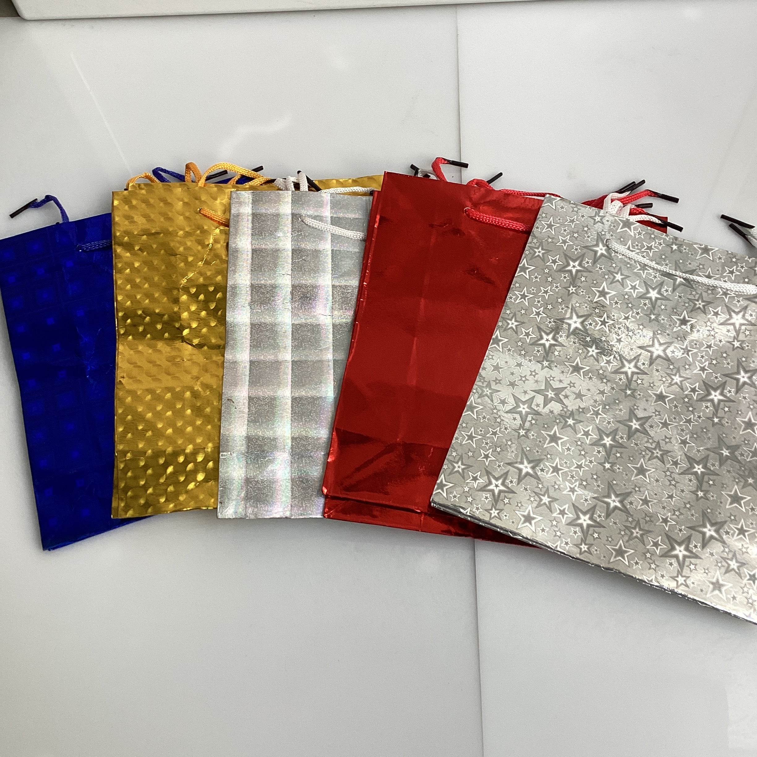 BOLSA DE REGALO METÁLICA CHICA 22X18 CM SURTIDA EN COLORES POR MAYOREO