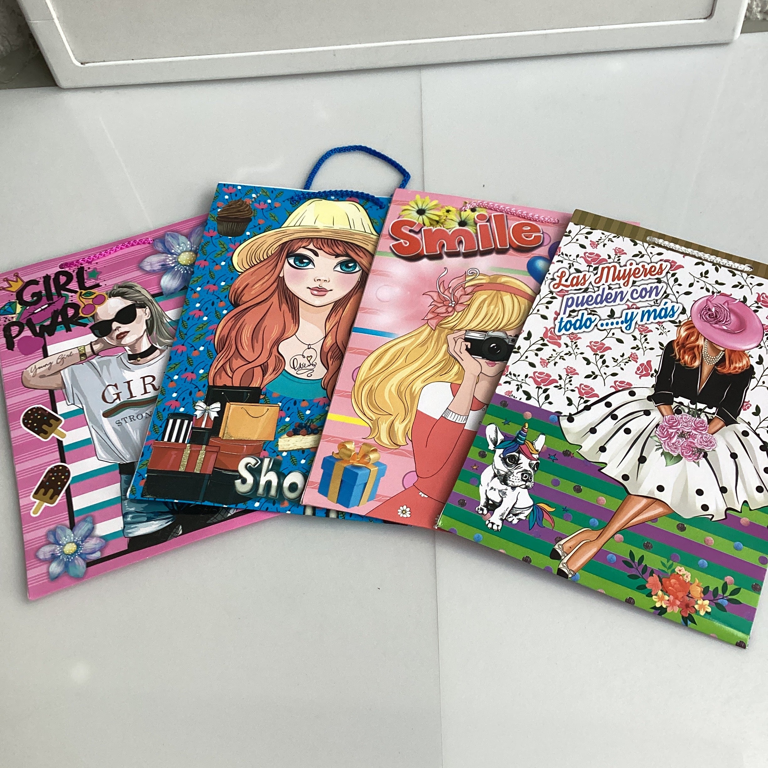 BOLSA MEDIANA SULFATADA 28X19 CM SURTIDA EN 4 DISEÑOS DAMA POR MAYOREO