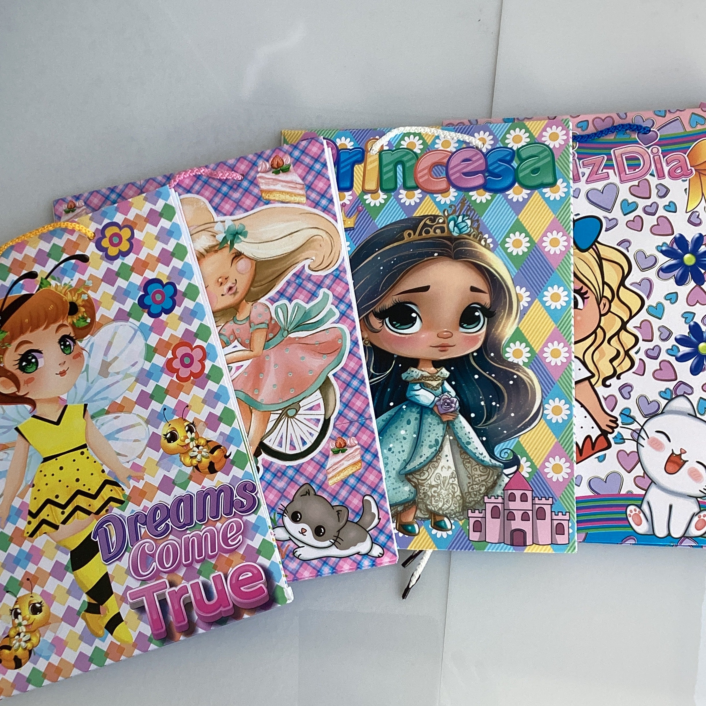 BOLSA MEDIANA SULFATADA 28X19 CM SURTIDA EN 4 DISEÑOS NIÑA Y COLORES POR MAYOREO
