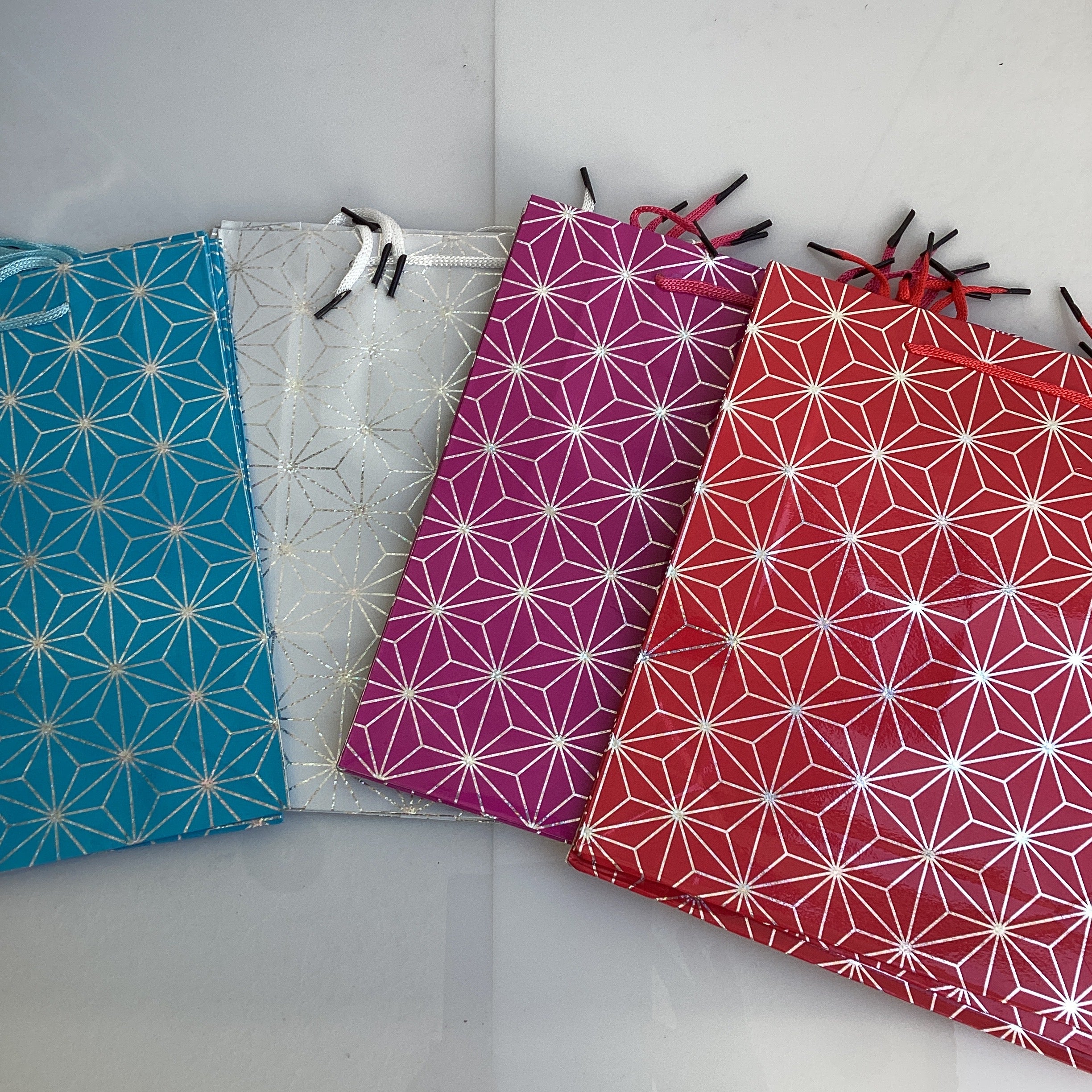 BOLSA DE REGALO METÁLICA MEDIANA 27X23 CM SURTIDO EN COLORES POR MAYOREO