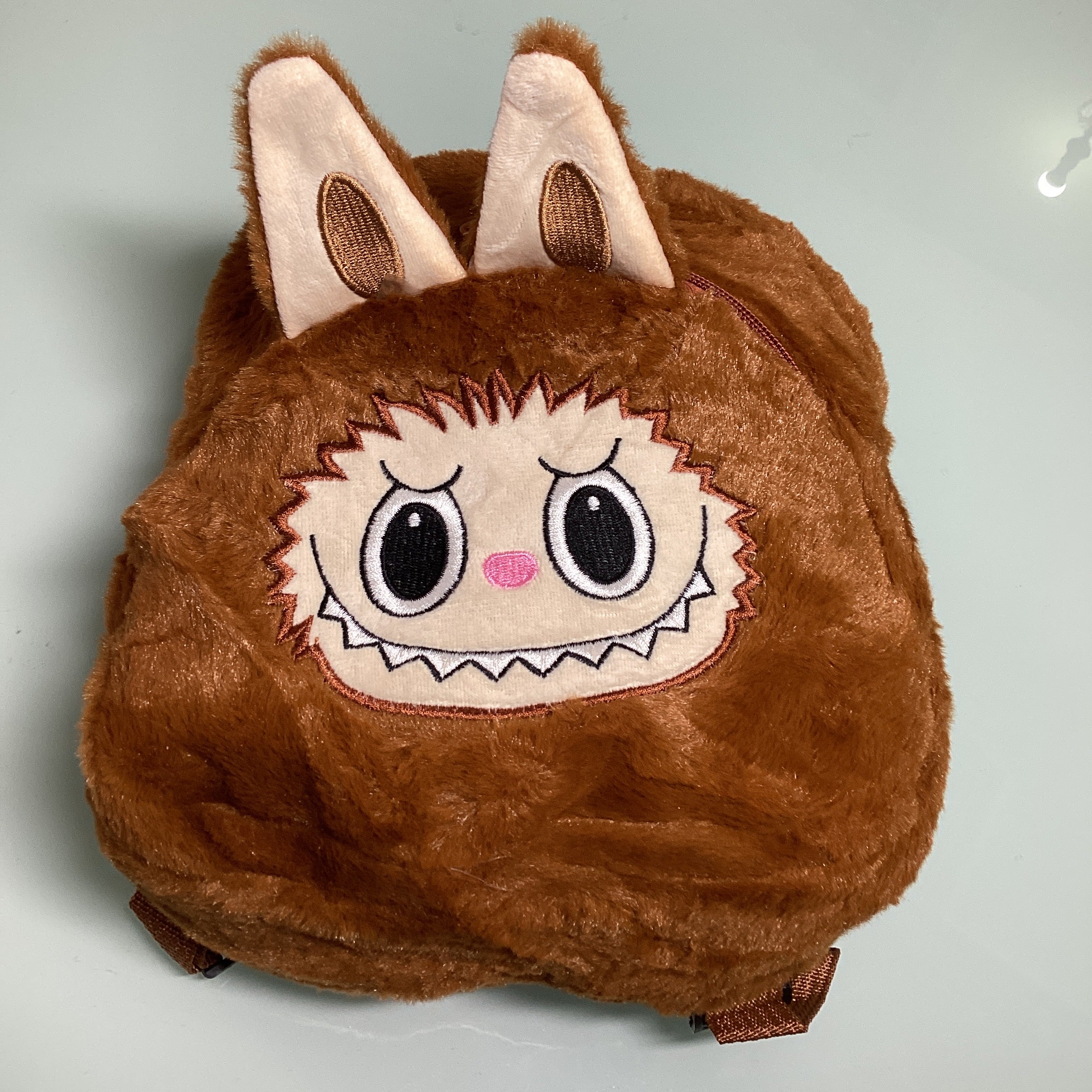MOCHILA LABUBU COLOR CAFE 24X23 CM POR MAYOREO