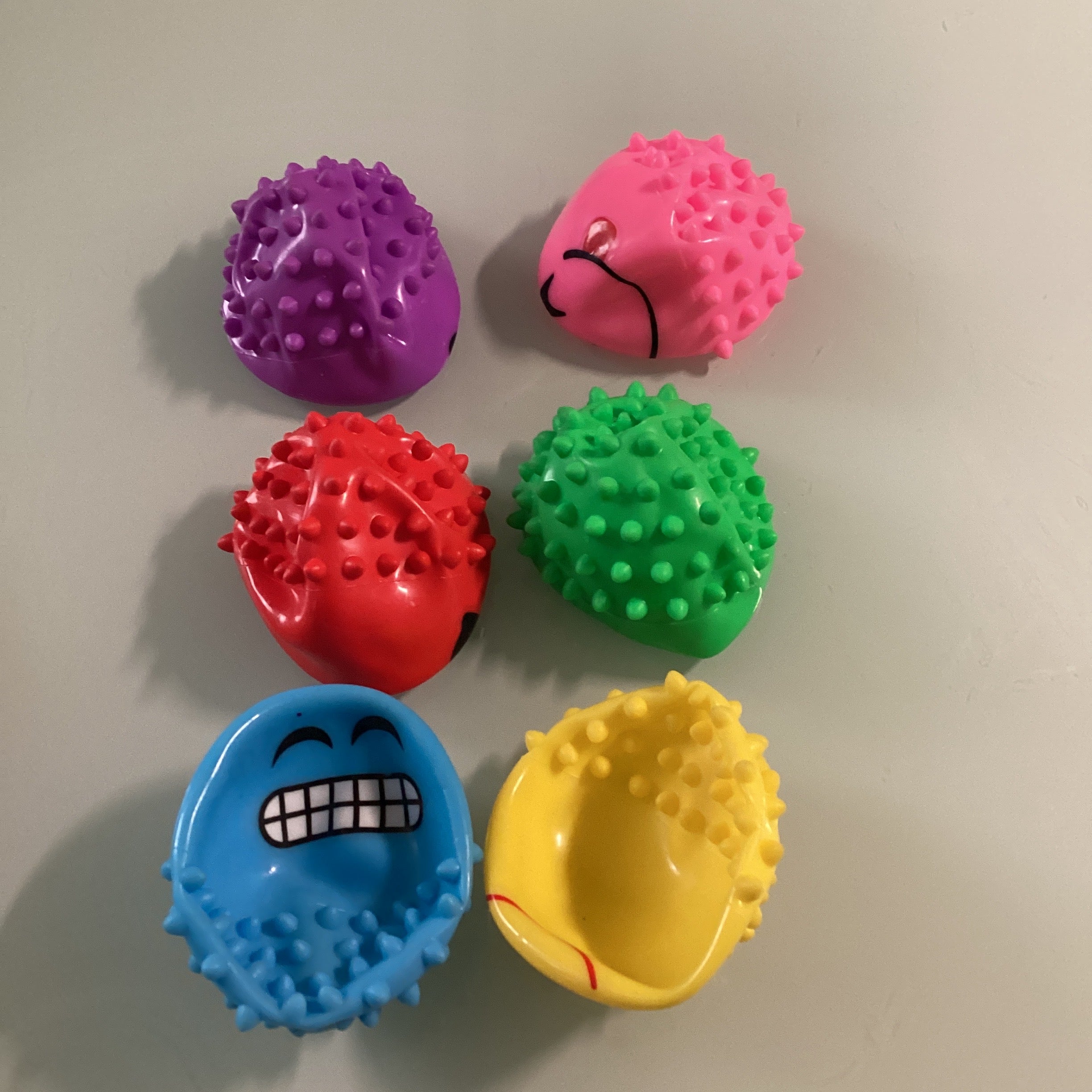 PELOTA DE PICOS 8 CM EMOJI SURTIDA EN DISEÑOS Y COLORES POR MAYOREO