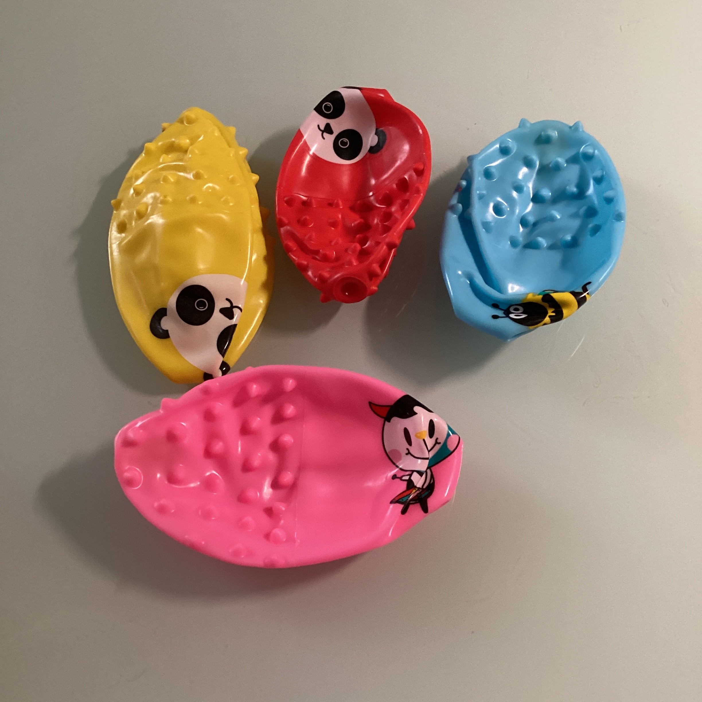 PELOTA DE PICOS 14 CM SURTIDO EN DISEÑOS Y COLORES POR MAYOREO
