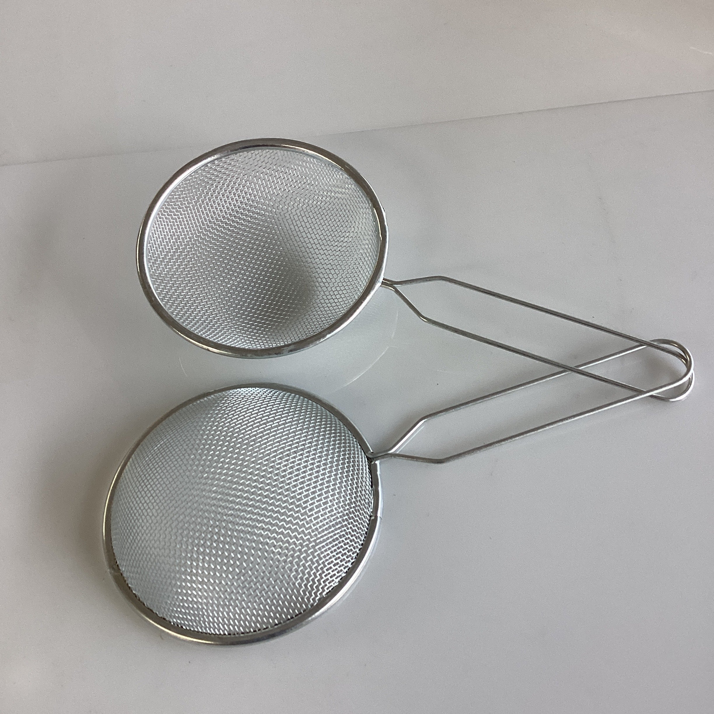 COLADOR METÁLICO MEDIANO 22 CM POR MAYOREO