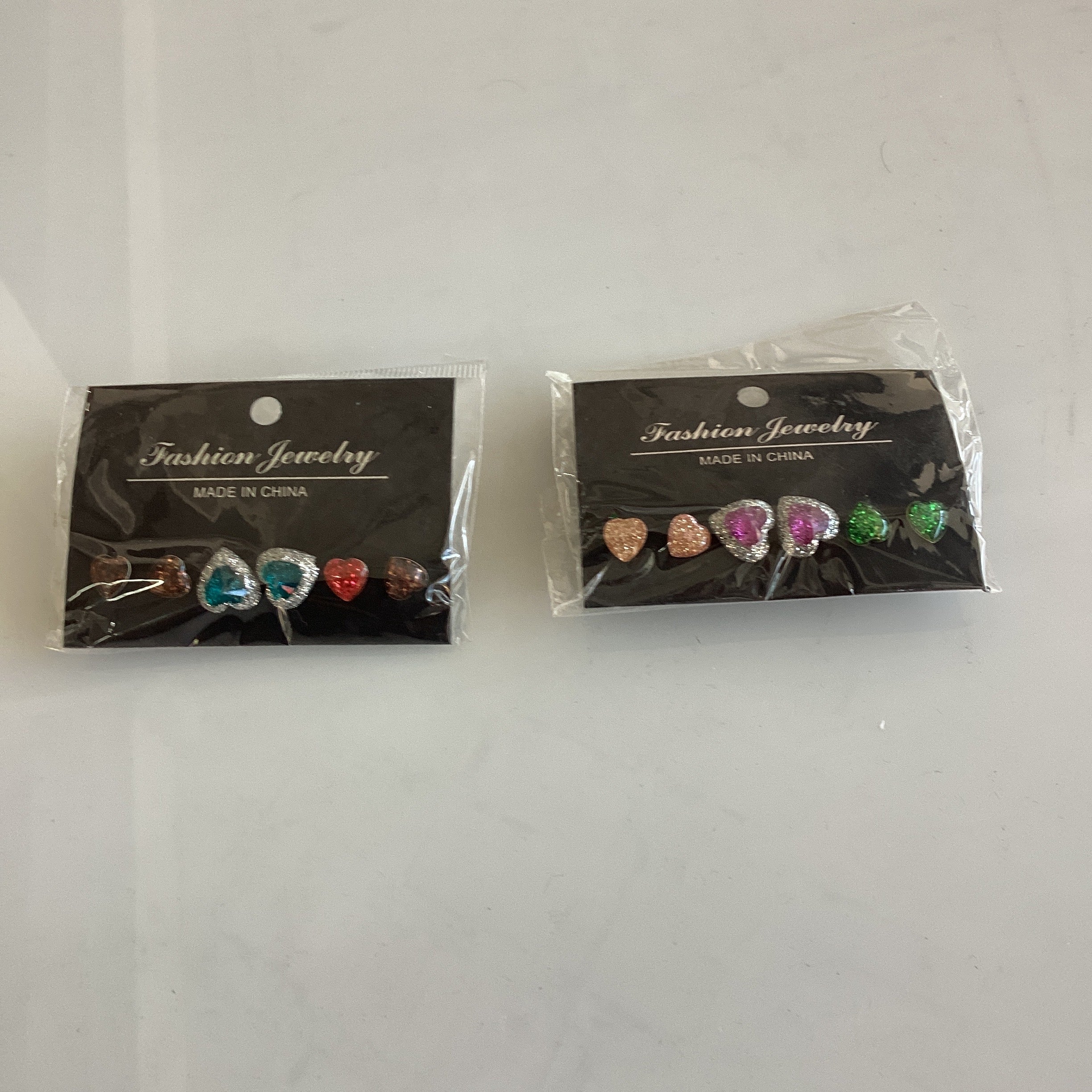 ARETES 3 PARES EN BLISTER SURTIDOS EN DISEÑOS Y COLORES POR MAYOREO